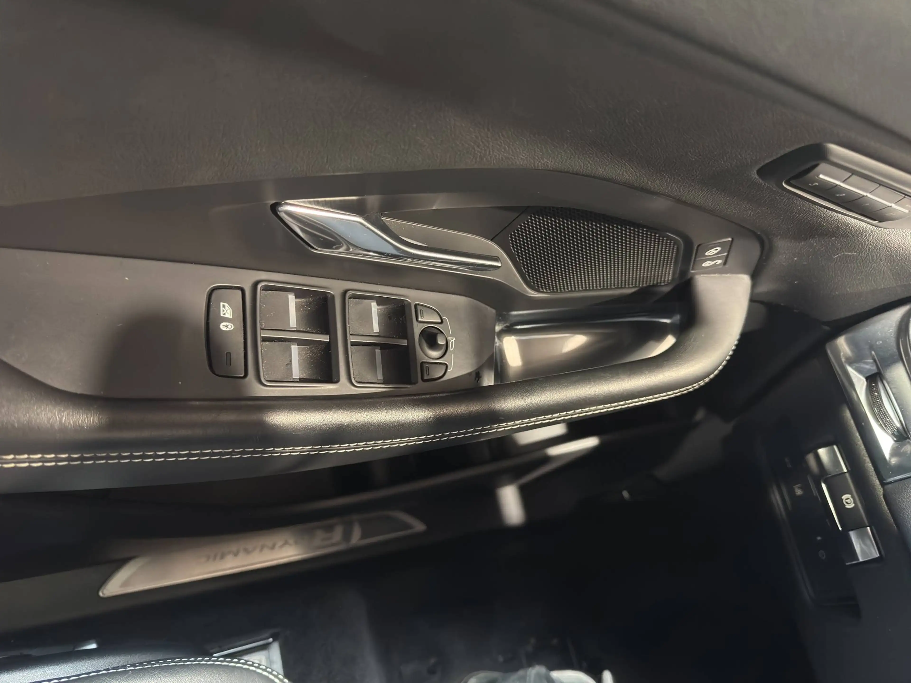 Jaguar E-Pace E-Pace 2.0 T AWD R-Dynamic HSE (EU6.2) — photo 12