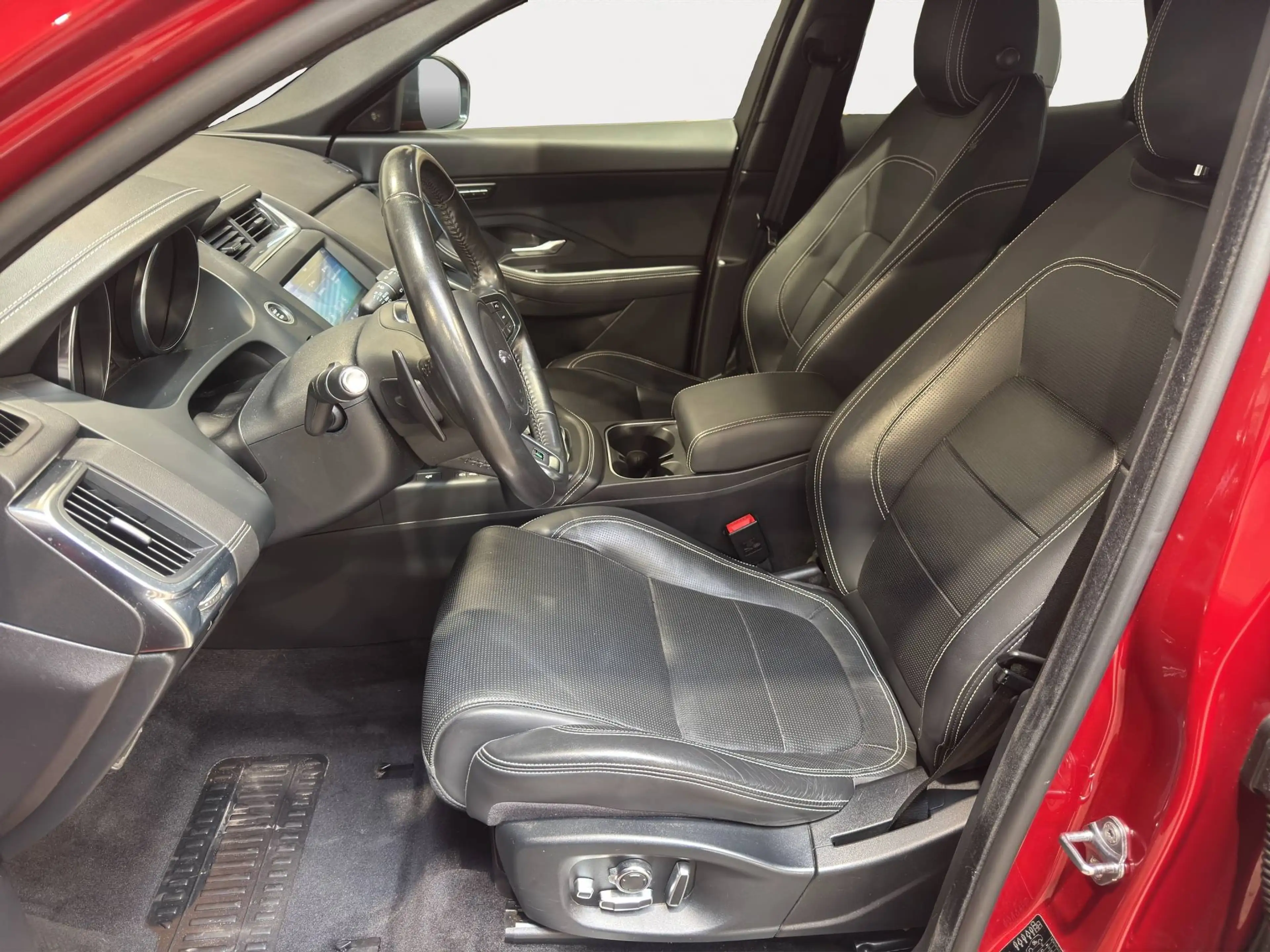 Jaguar E-Pace E-Pace 2.0 T AWD R-Dynamic HSE (EU6.2) — photo 9