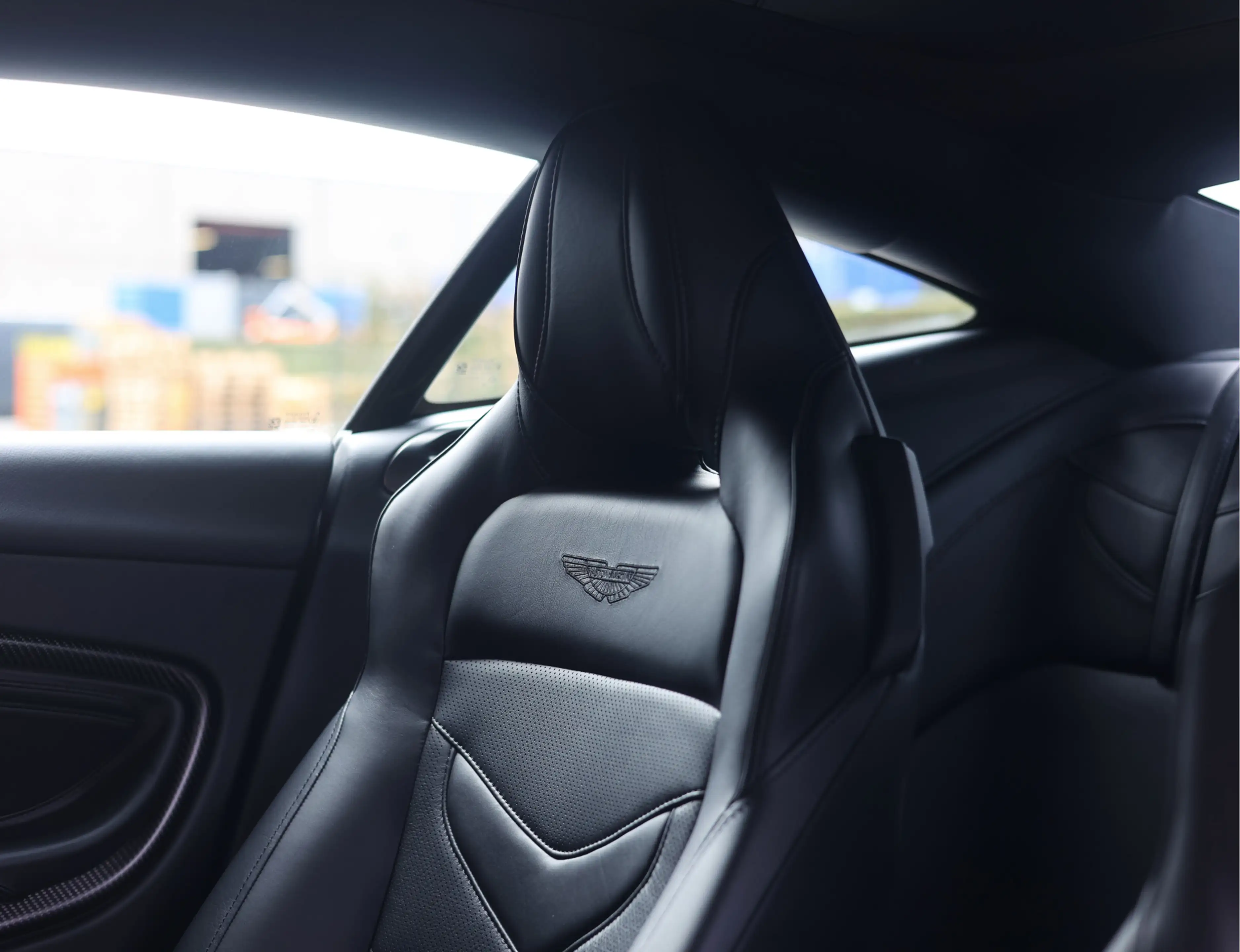 Aston Martin DBS 5.2 V12 Superleggera | B&O BeoSound - Xenon Grey — photo 4