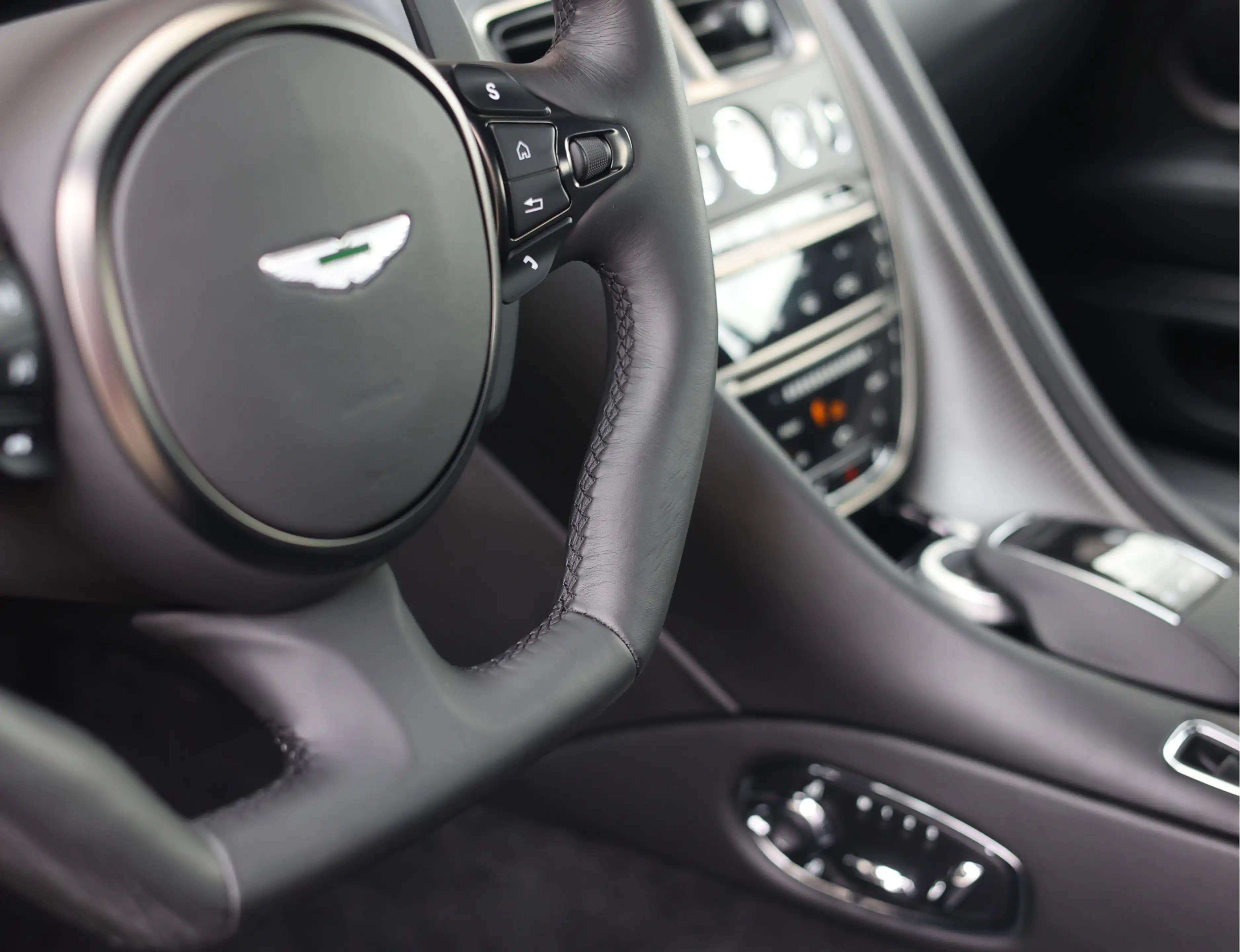 Aston Martin DBS 5.2 V12 Superleggera | B&O BeoSound - Xenon Grey — photo 43