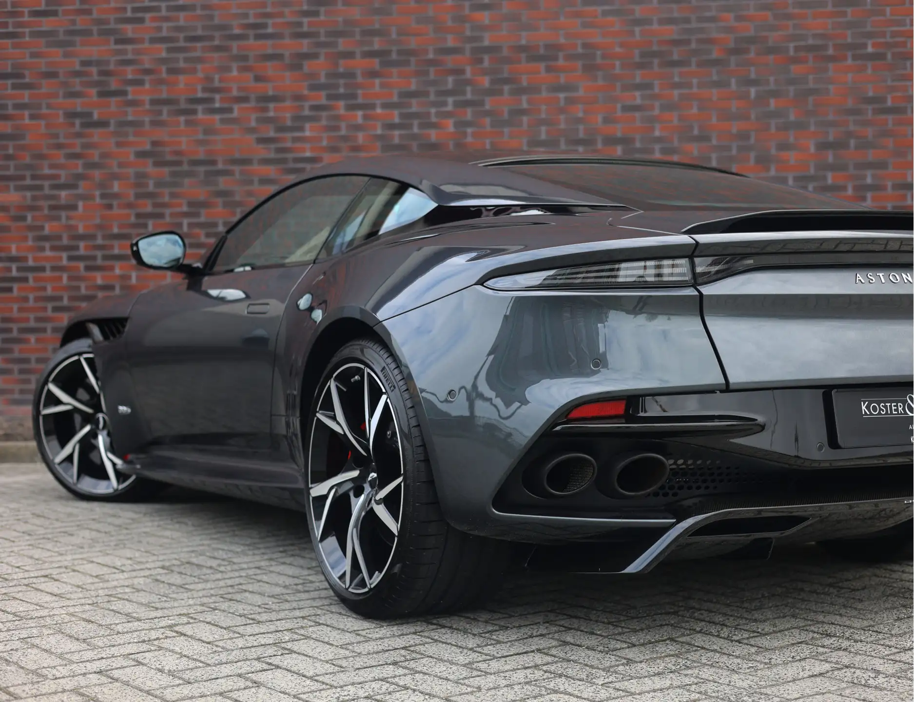 애스턴마틴 DBS Coupe 2019 건메탈 사진 4