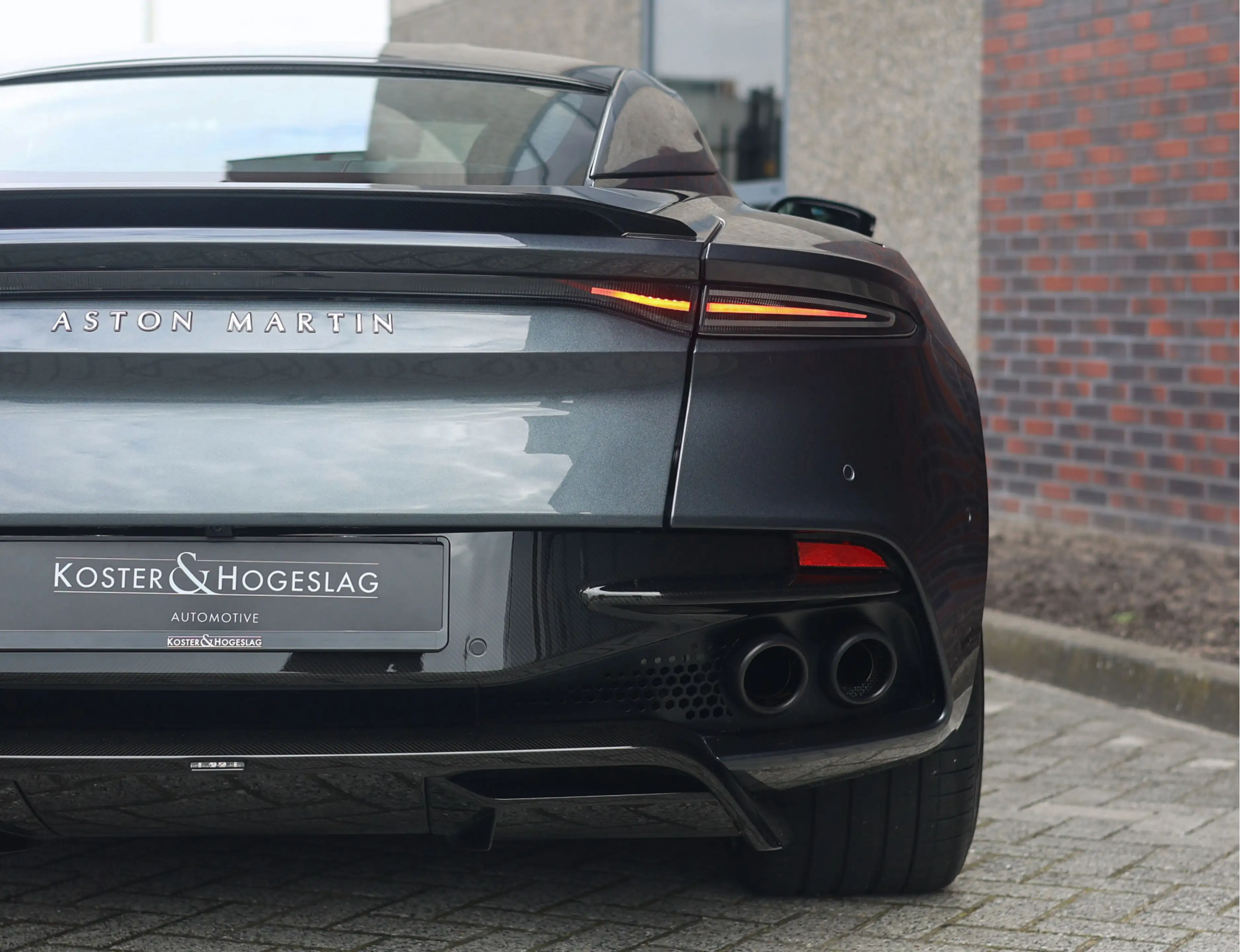 Aston Martin DBS 5.2 V12 Superleggera | B&O BeoSound - Xenon Grey — photo 13