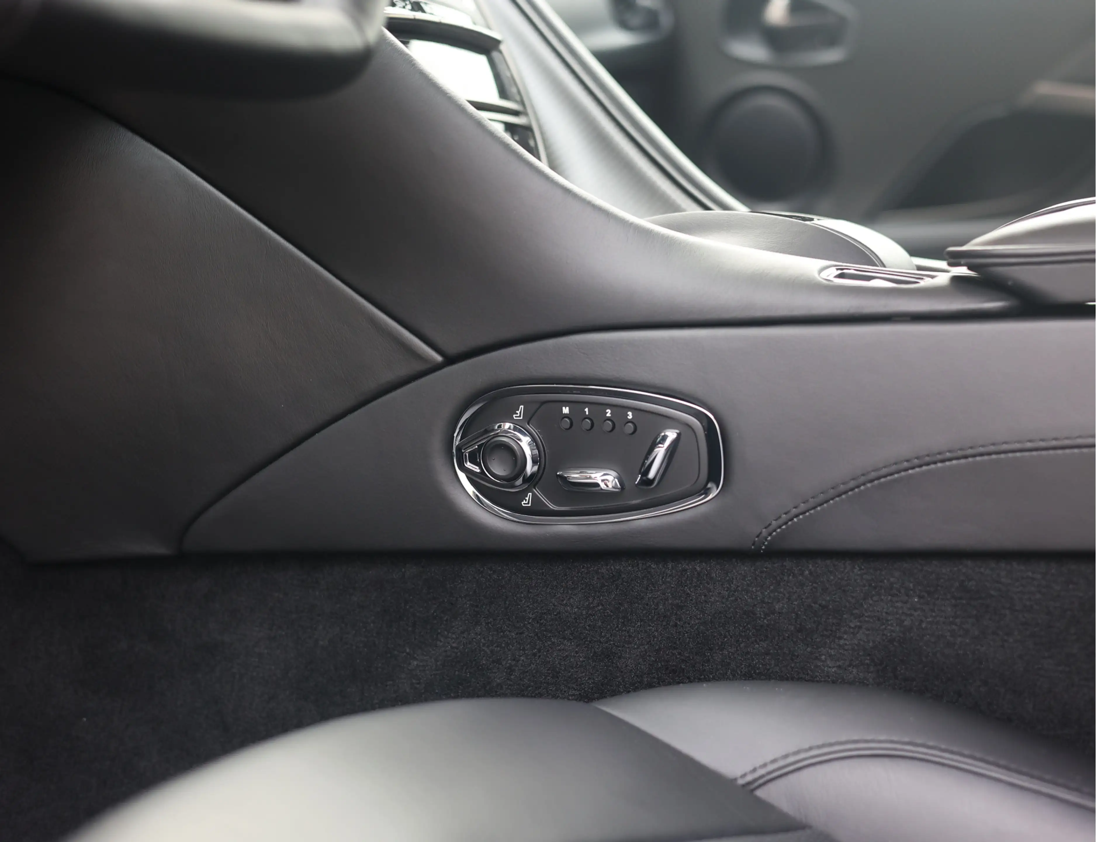 Aston Martin DBS 5.2 V12 Superleggera | B&O BeoSound - Xenon Grey — photo 34