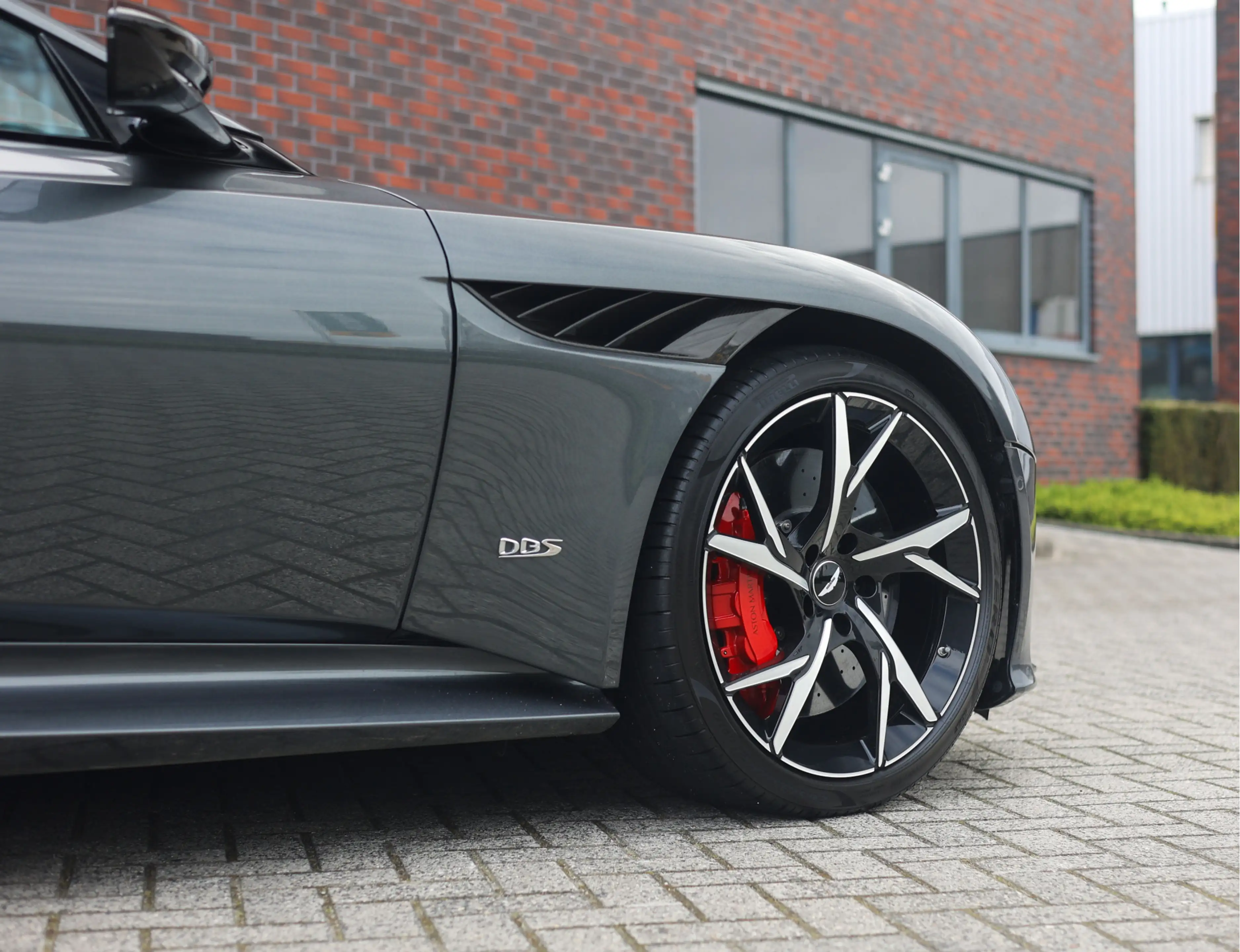 Aston Martin DBS 5.2 V12 Superleggera | B&O BeoSound - Xenon Grey — photo 20
