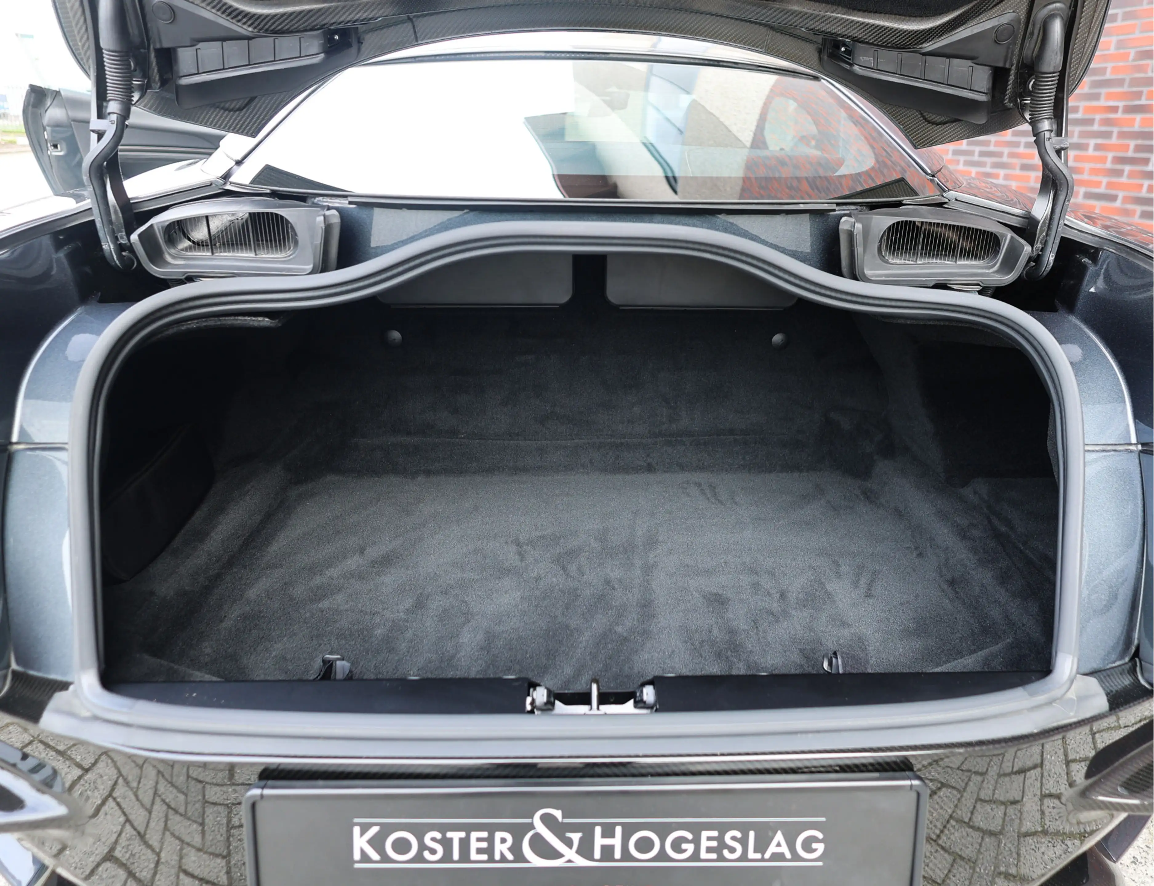 Aston Martin DBS 5.2 V12 Superleggera | B&O BeoSound - Xenon Grey — photo 22