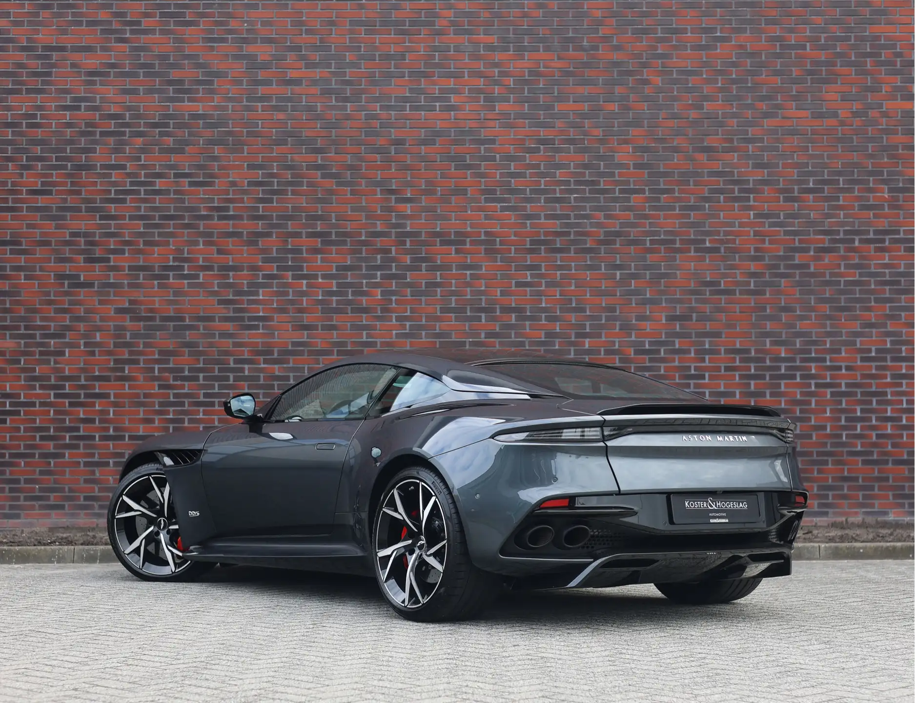 애스턴마틴 DBS Coupe 2019 건메탈 사진 2