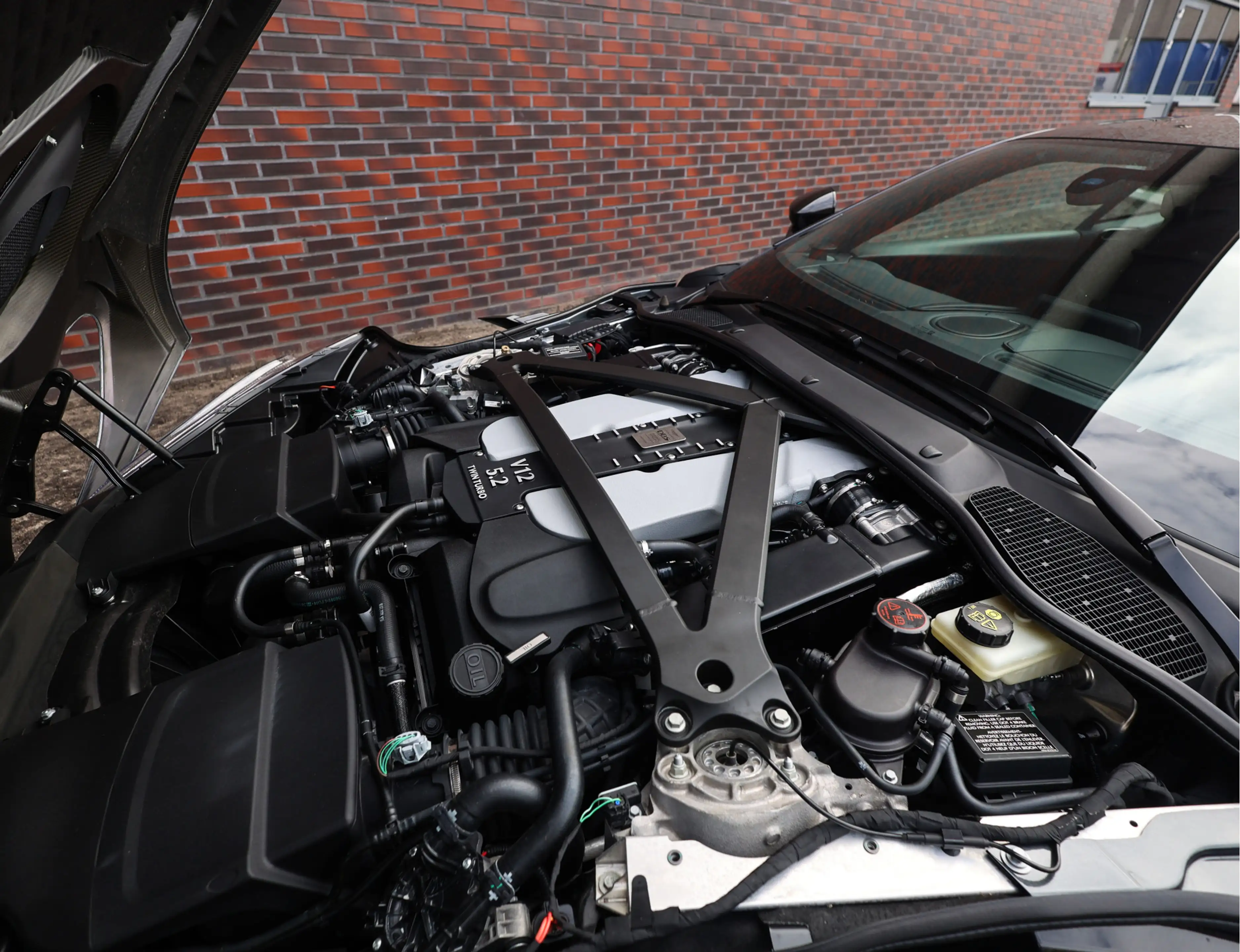 Aston Martin DBS 5.2 V12 Superleggera | B&O BeoSound - Xenon Grey — photo 27