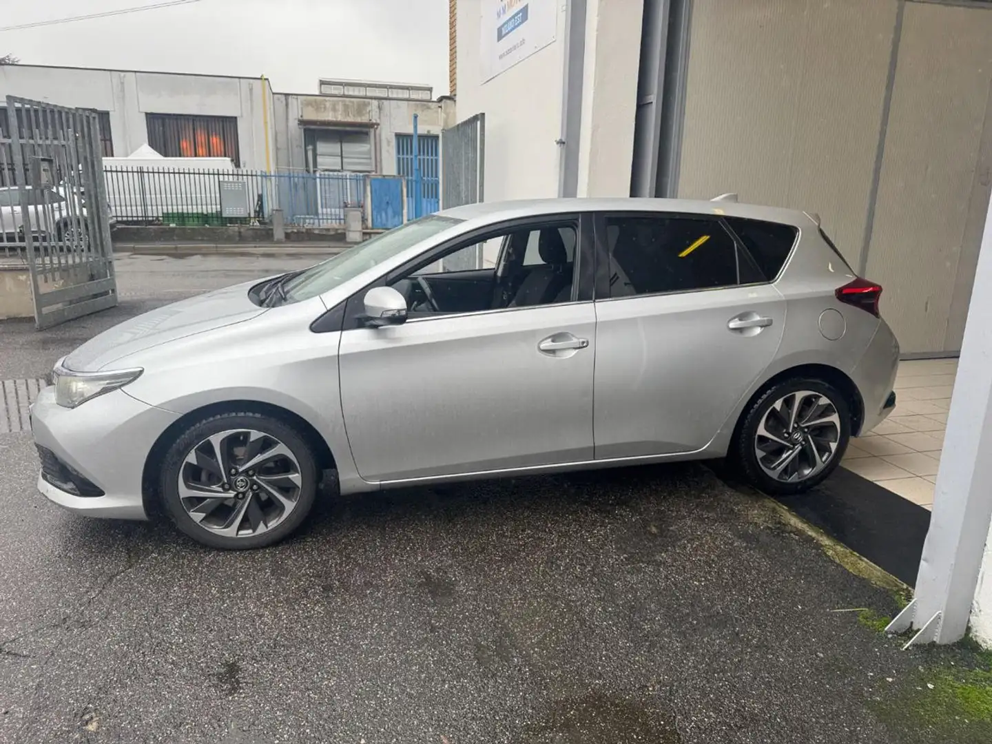 Toyota Auris 1.6 D-4D Lounge Argent - 2