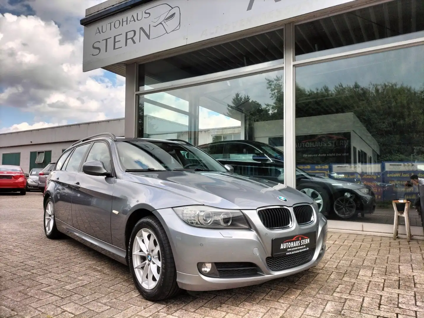 BMW 318 i Touring*PDC*Xenon*Shzg*Panorama* Grau - 1