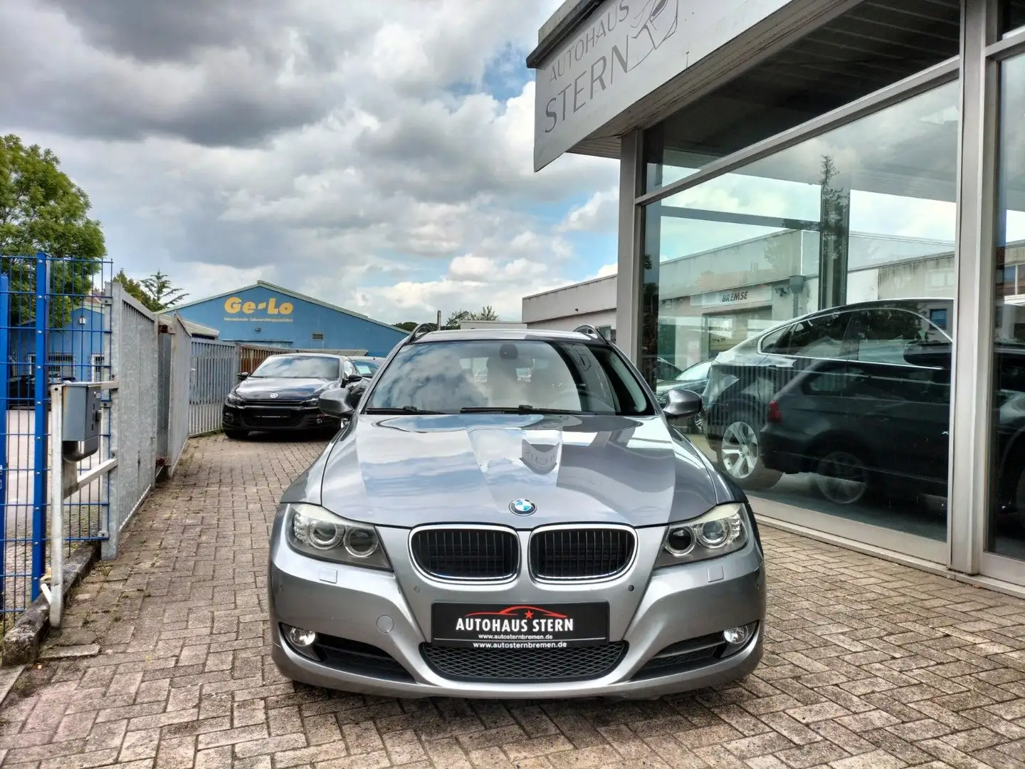 BMW 318 i Touring*PDC*Xenon*Shzg*Panorama* Grau - 2