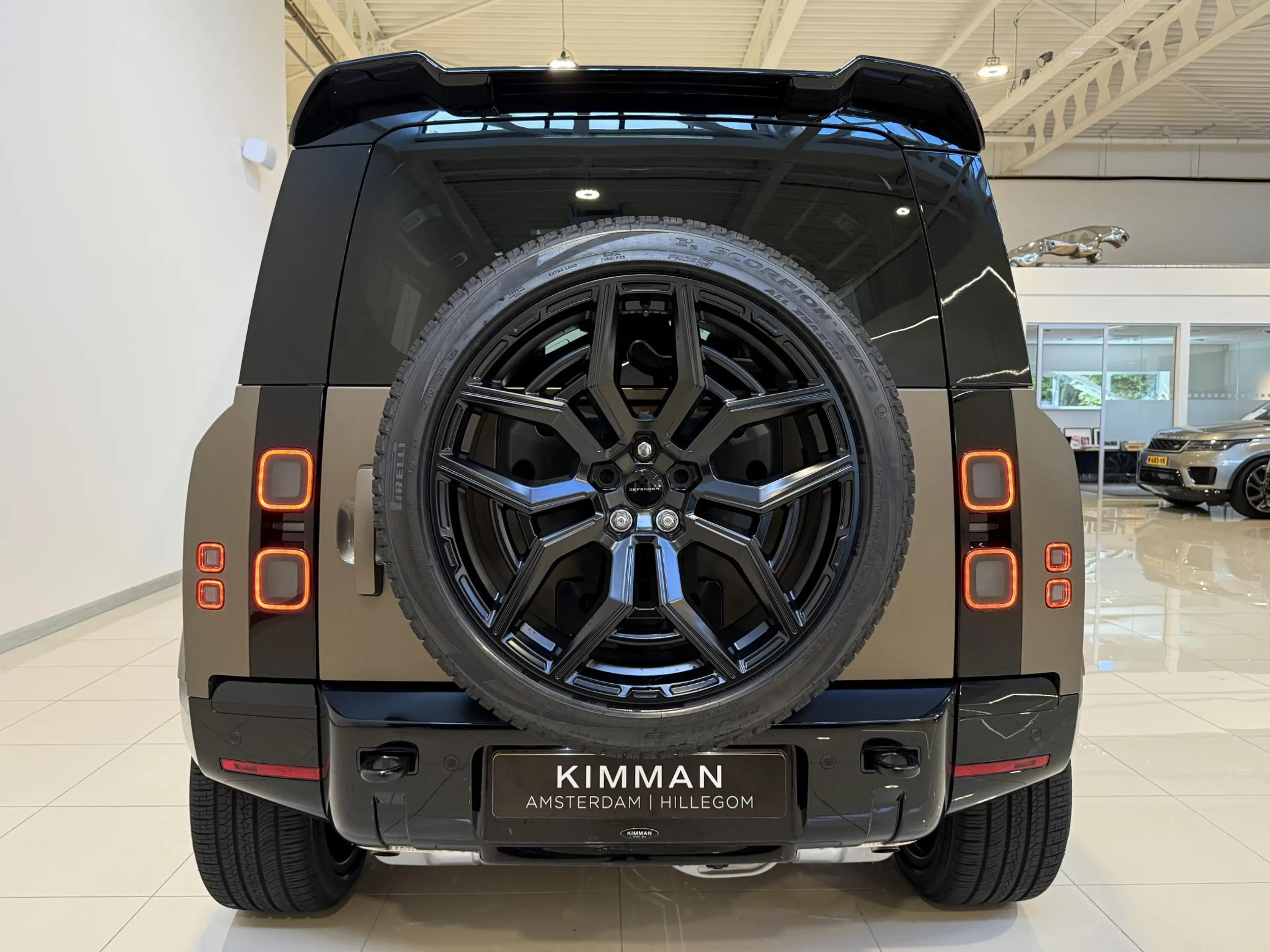 Land Rover Defender 110 2.0 P300e 110 Dynamic Edition Urban | Satin Fi — photo 7