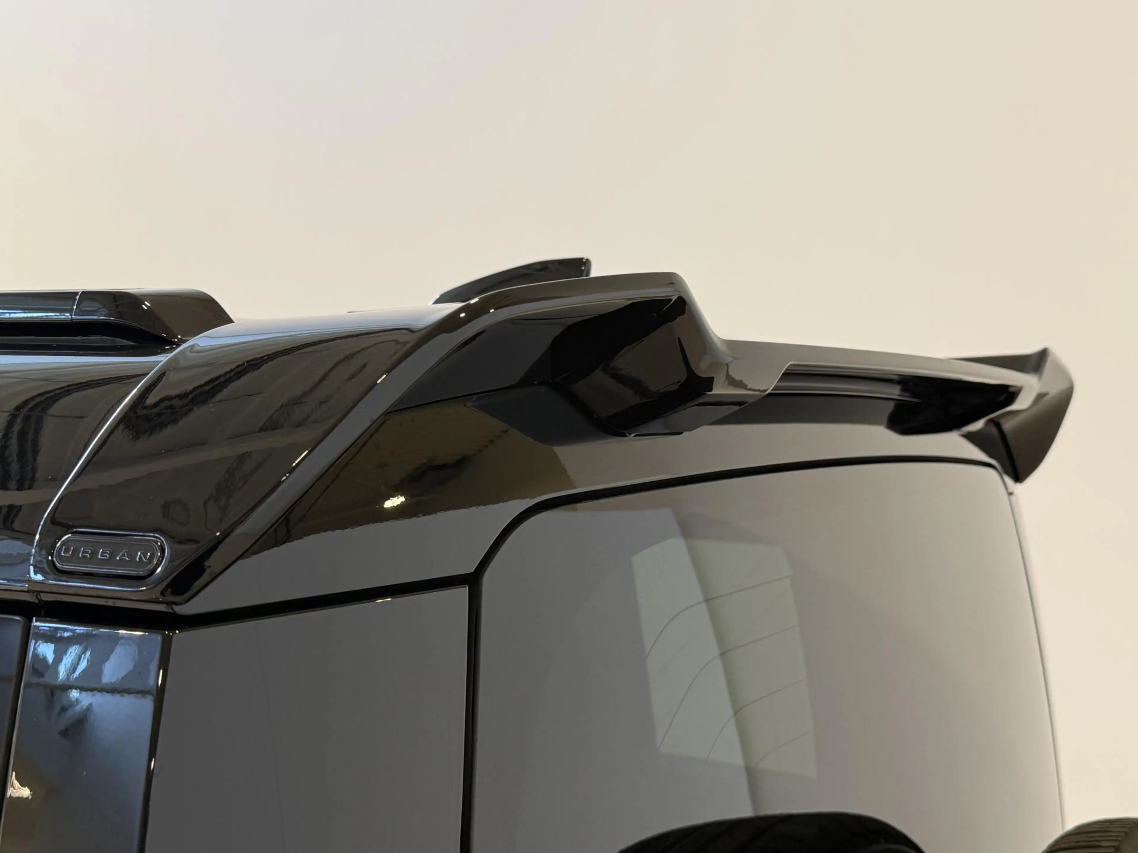 Land Rover Defender 110 2.0 P300e 110 Dynamic Edition Urban | Satin Fi — photo 15