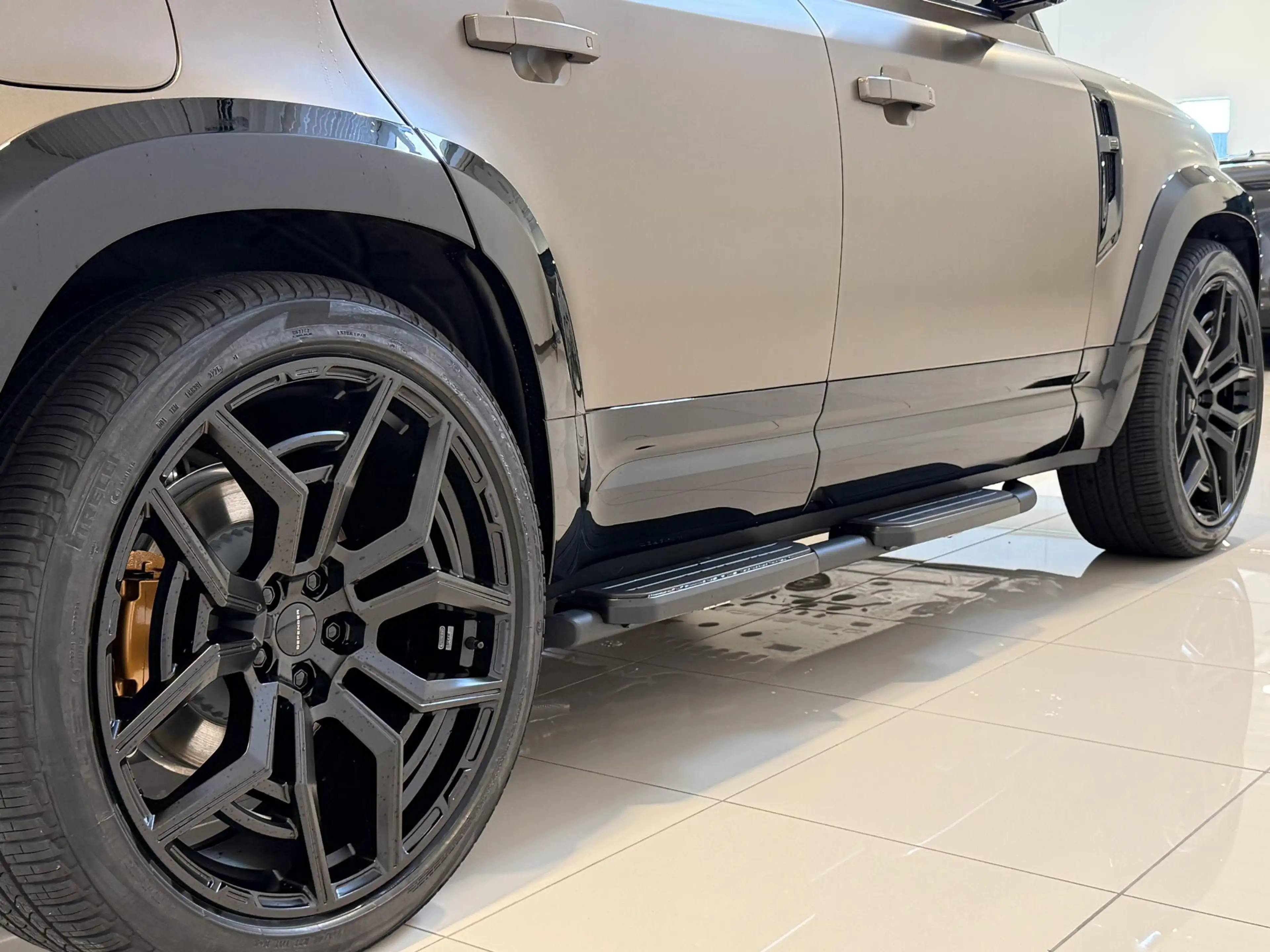 Land Rover Defender 110 2.0 P300e 110 Dynamic Edition Urban | Satin Fi — photo 13