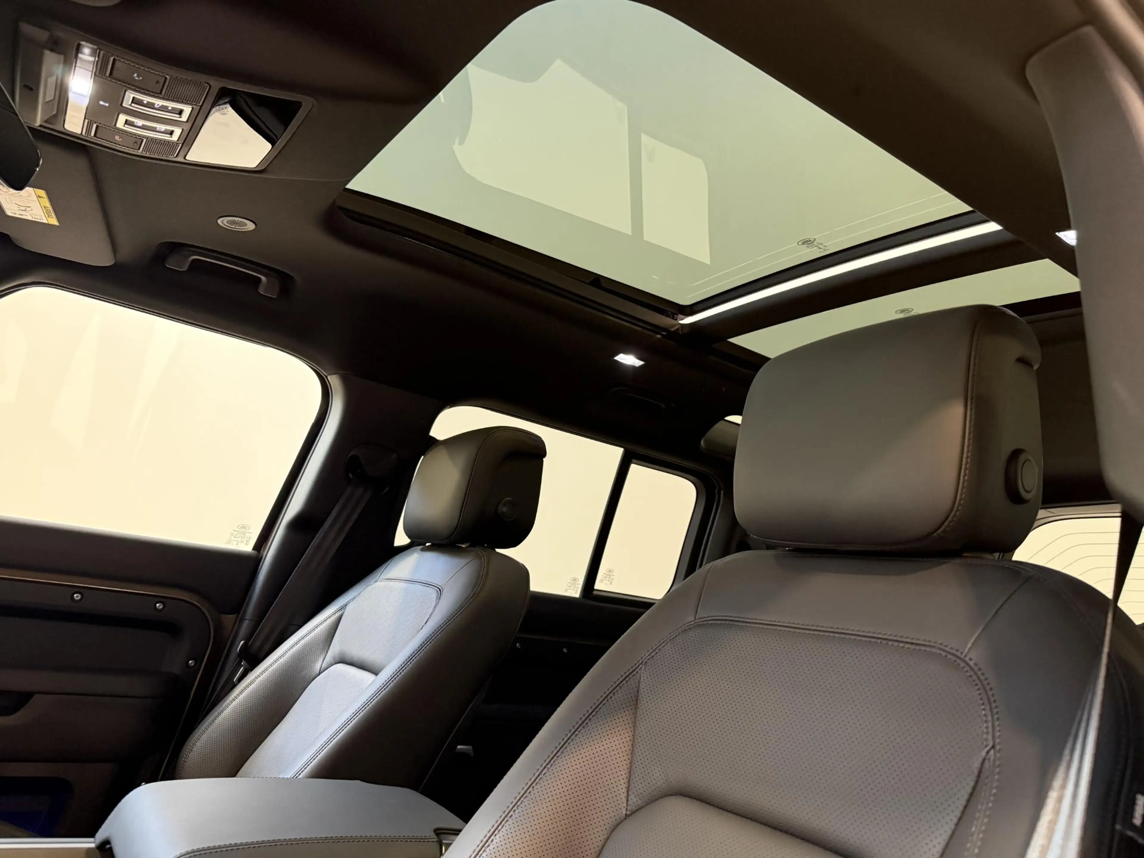 Land Rover Defender 110 2.0 P300e 110 Dynamic Edition Urban | Satin Fi — photo 9