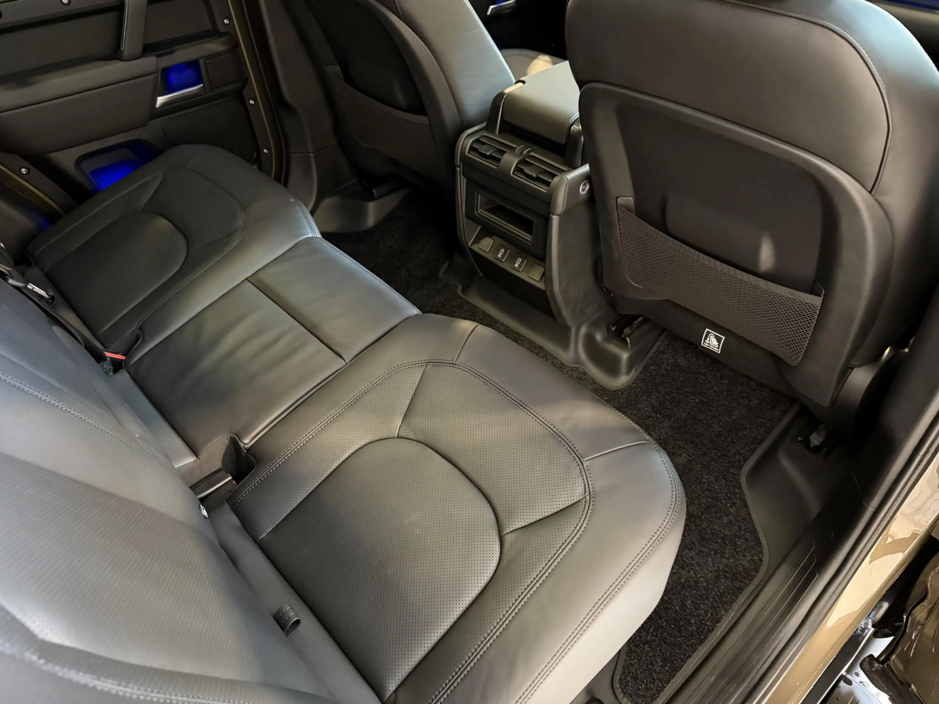 Land Rover Defender 110 2.0 P300e 110 Dynamic Edition Urban | Satin Fi — photo 30