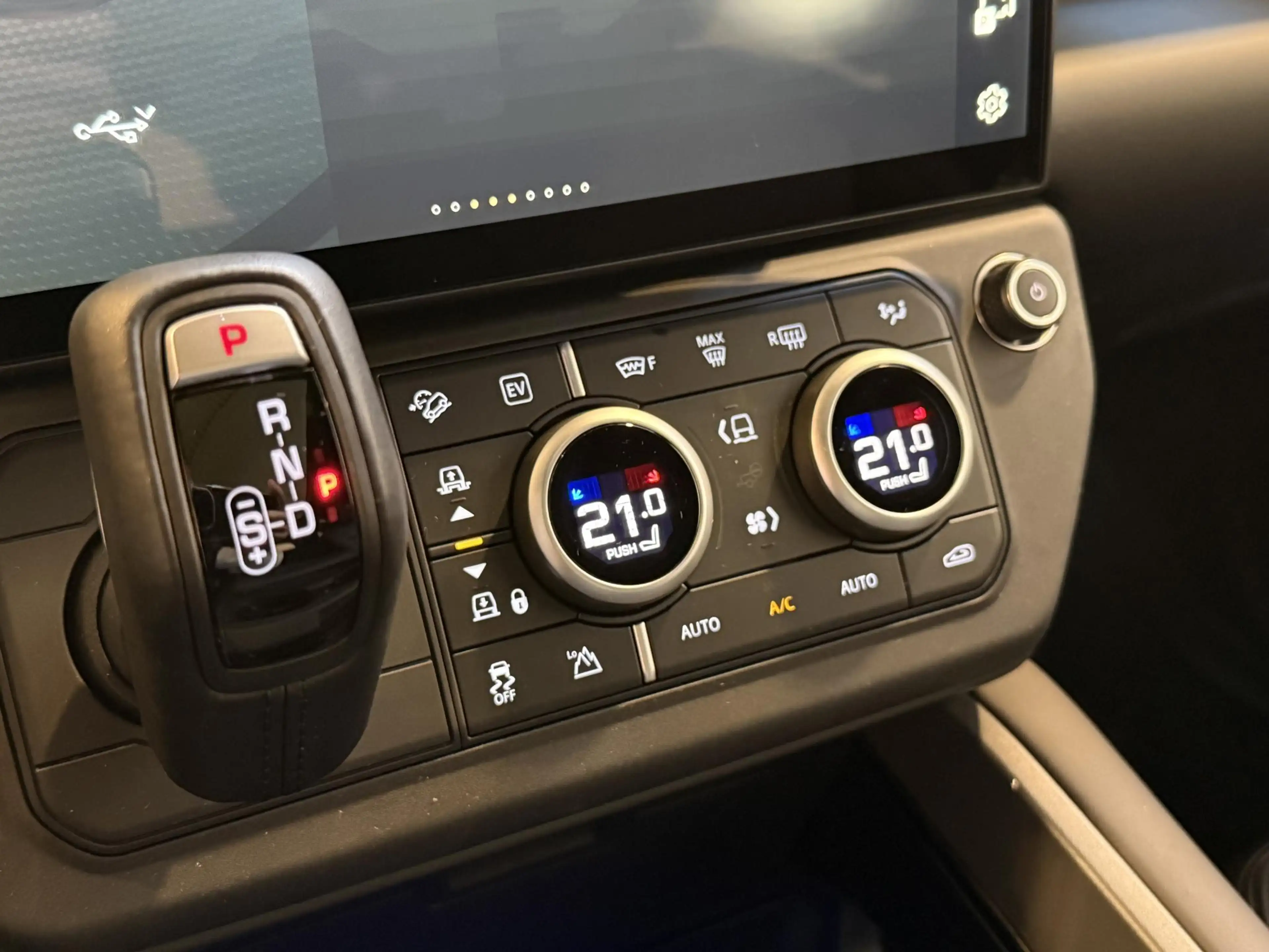 Land Rover Defender 110 2.0 P300e 110 Dynamic Edition Urban | Satin Fi — photo 34
