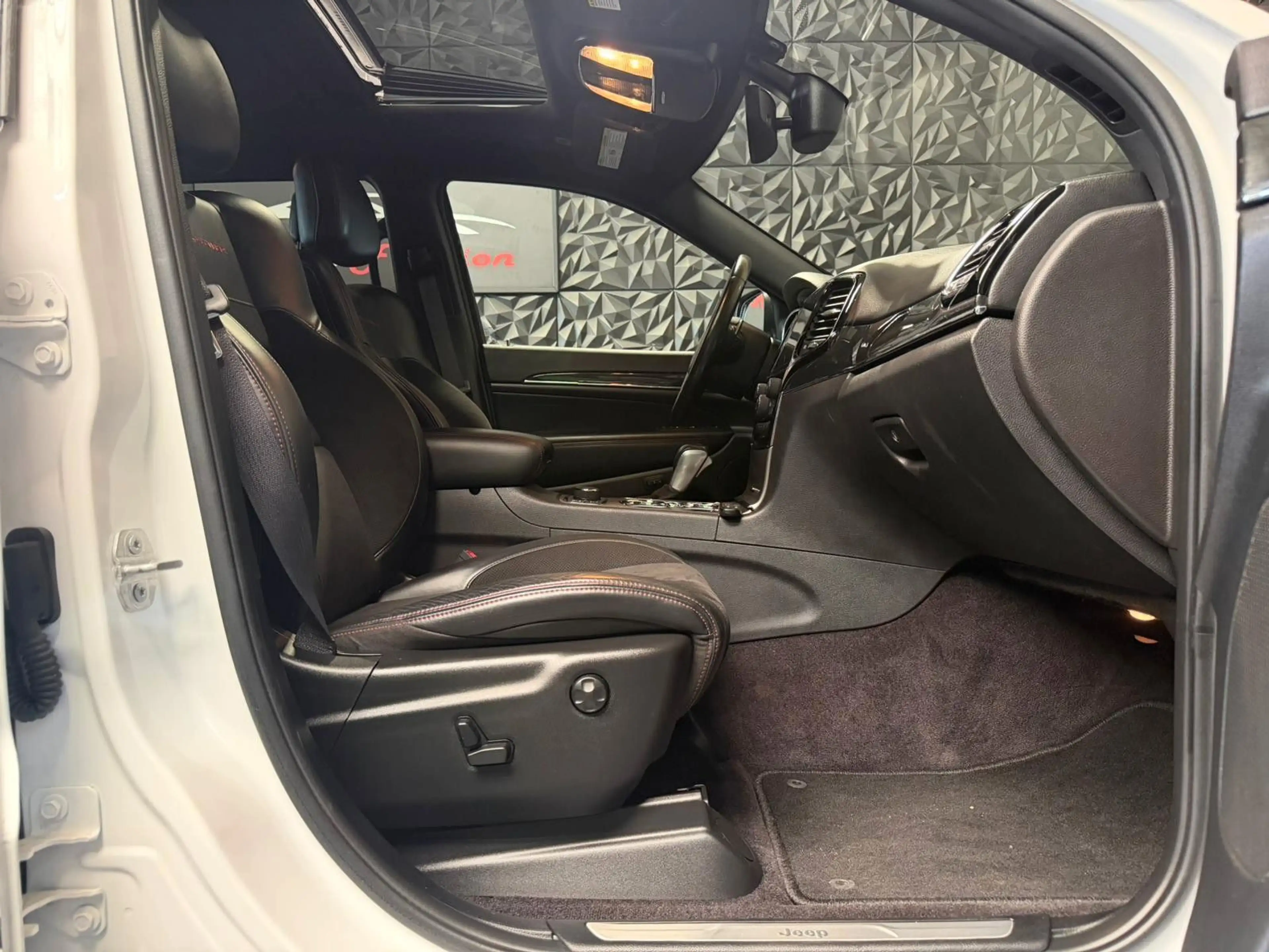 Jeep Grand Cherokee 5.7 V8 HEMI Trailhawk — photo 14