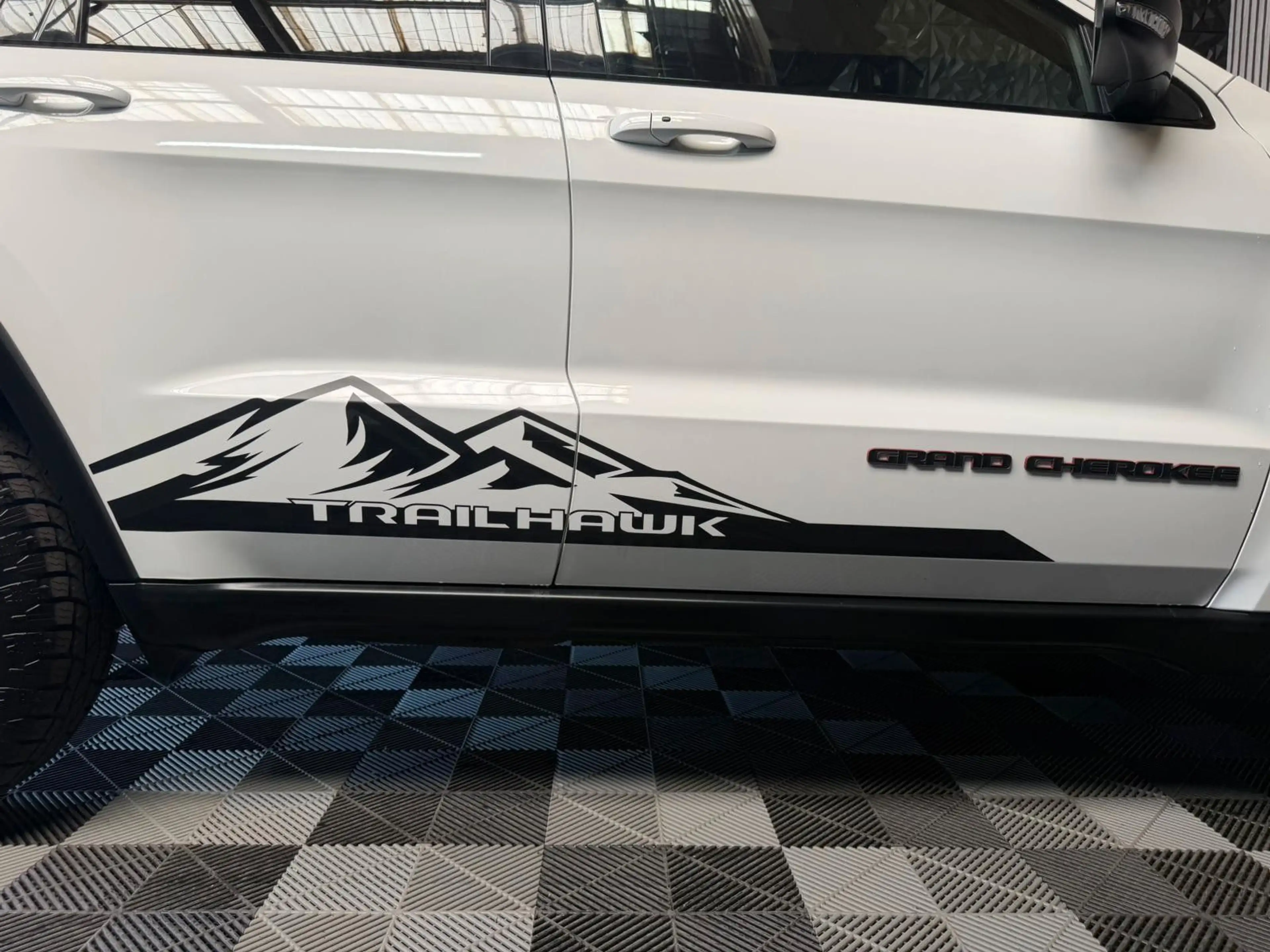 Jeep Grand Cherokee 5.7 V8 HEMI Trailhawk — photo 15