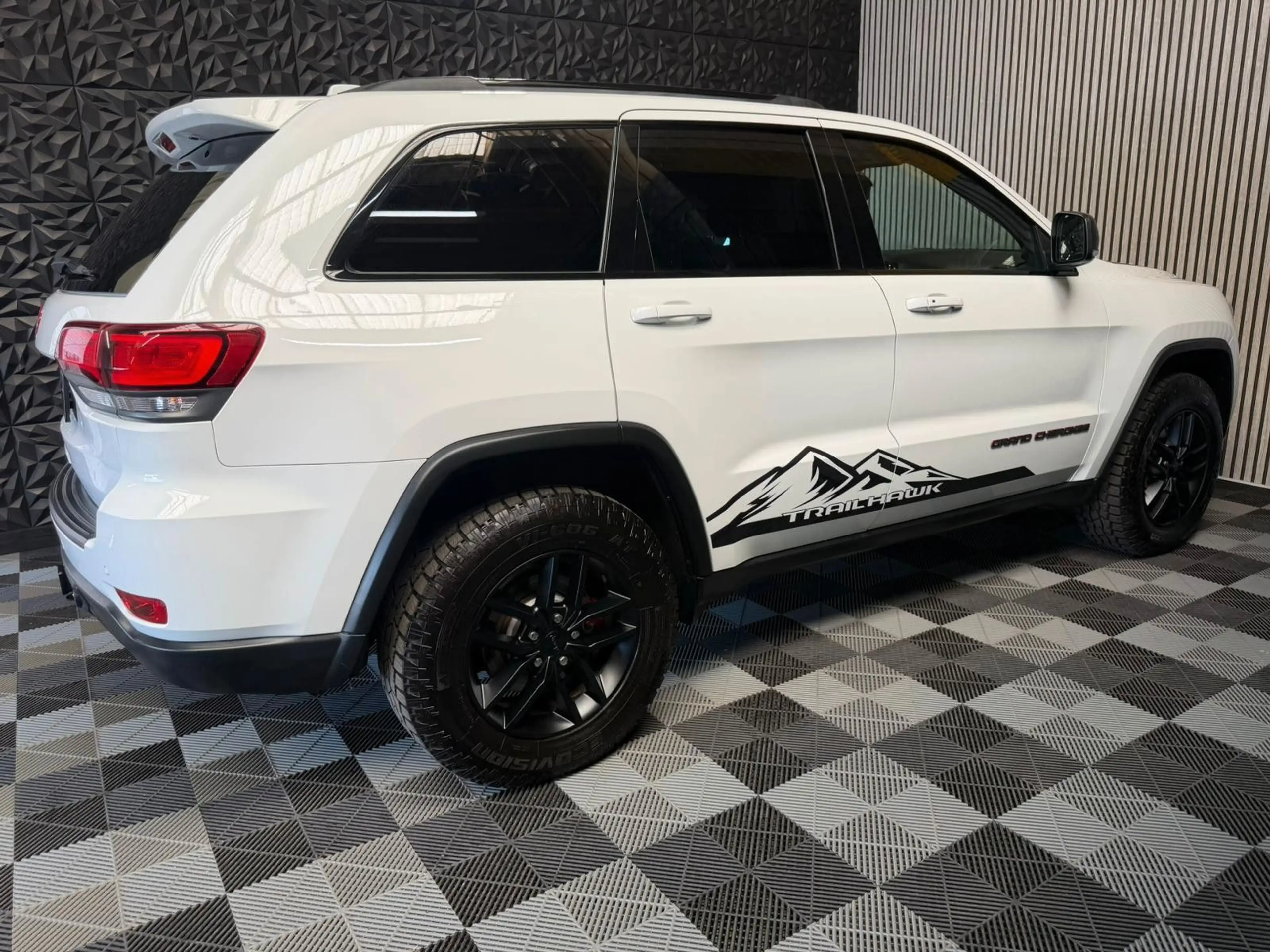 Jeep Grand Cherokee 5.7 V8 HEMI Trailhawk — photo 11