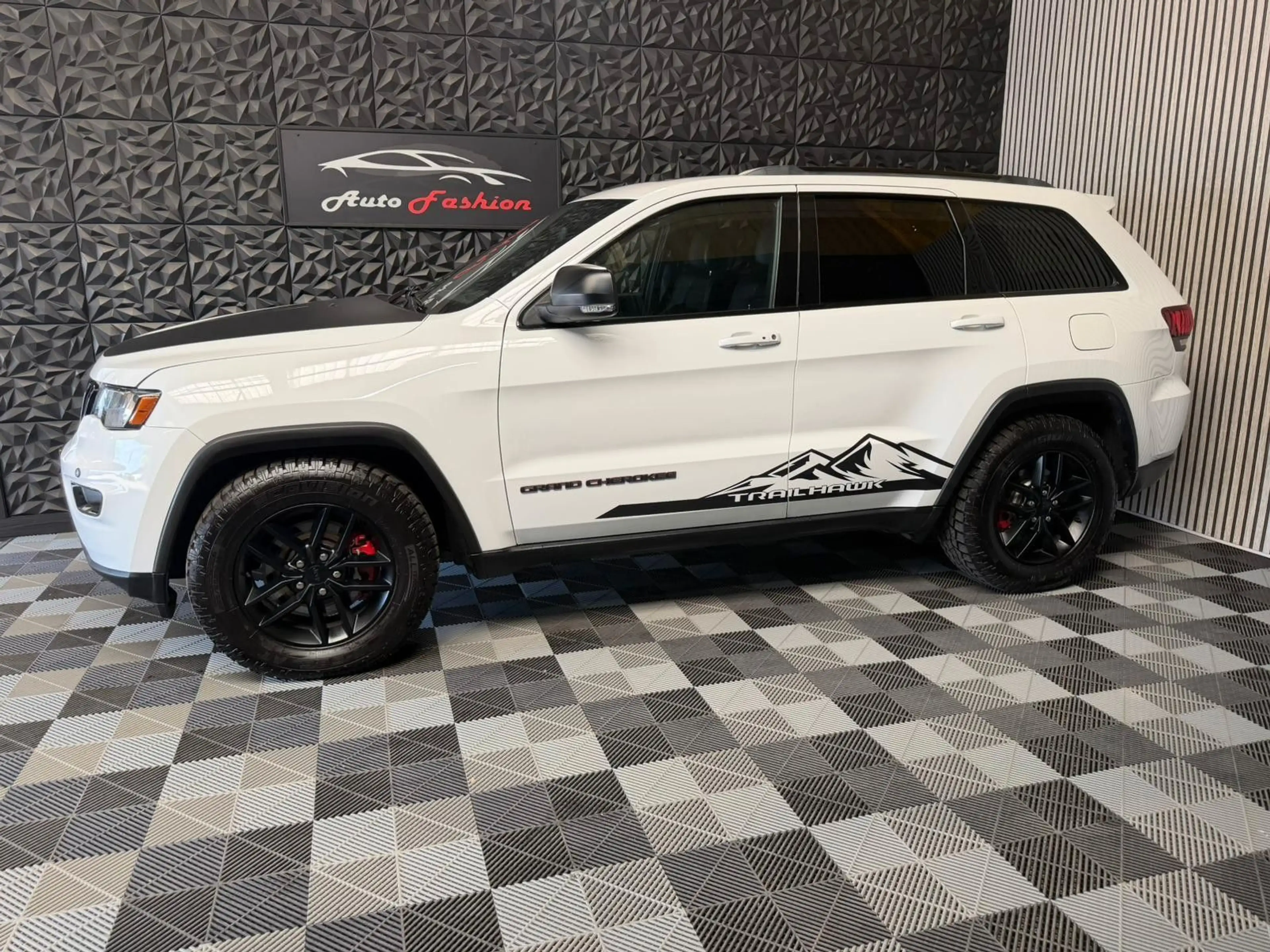 Jeep Grand Cherokee 5.7 V8 HEMI Trailhawk — photo 2