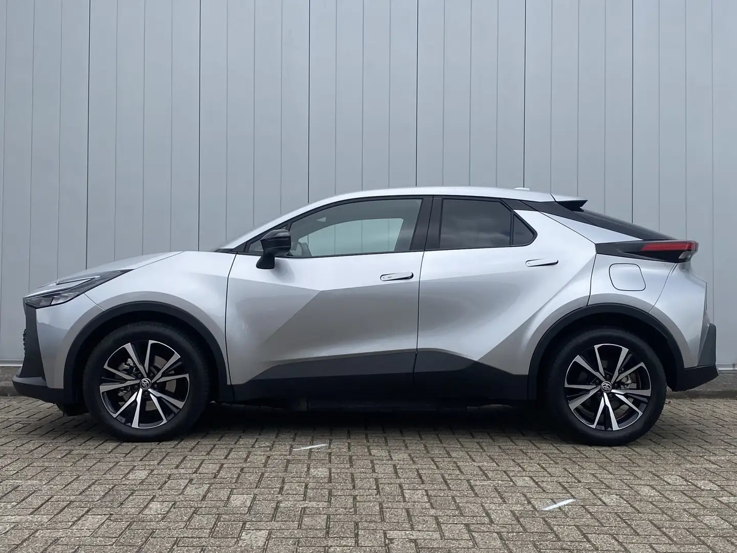 Toyota C-HR 2.0 Plug-in Hybrid 220 PK Dynamic Sport Elektrisch - 2