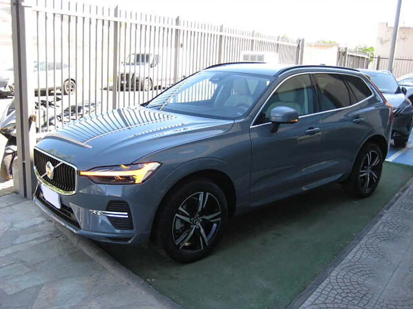 Volvo XC60 Core, B4 mild hybrid, Benzina Grau - 2