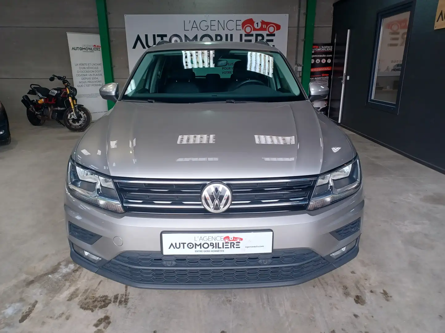 Volkswagen Tiguan 1.5 TSI Comfortline GPS,Apple carplay,Caméra !! Gris - 2