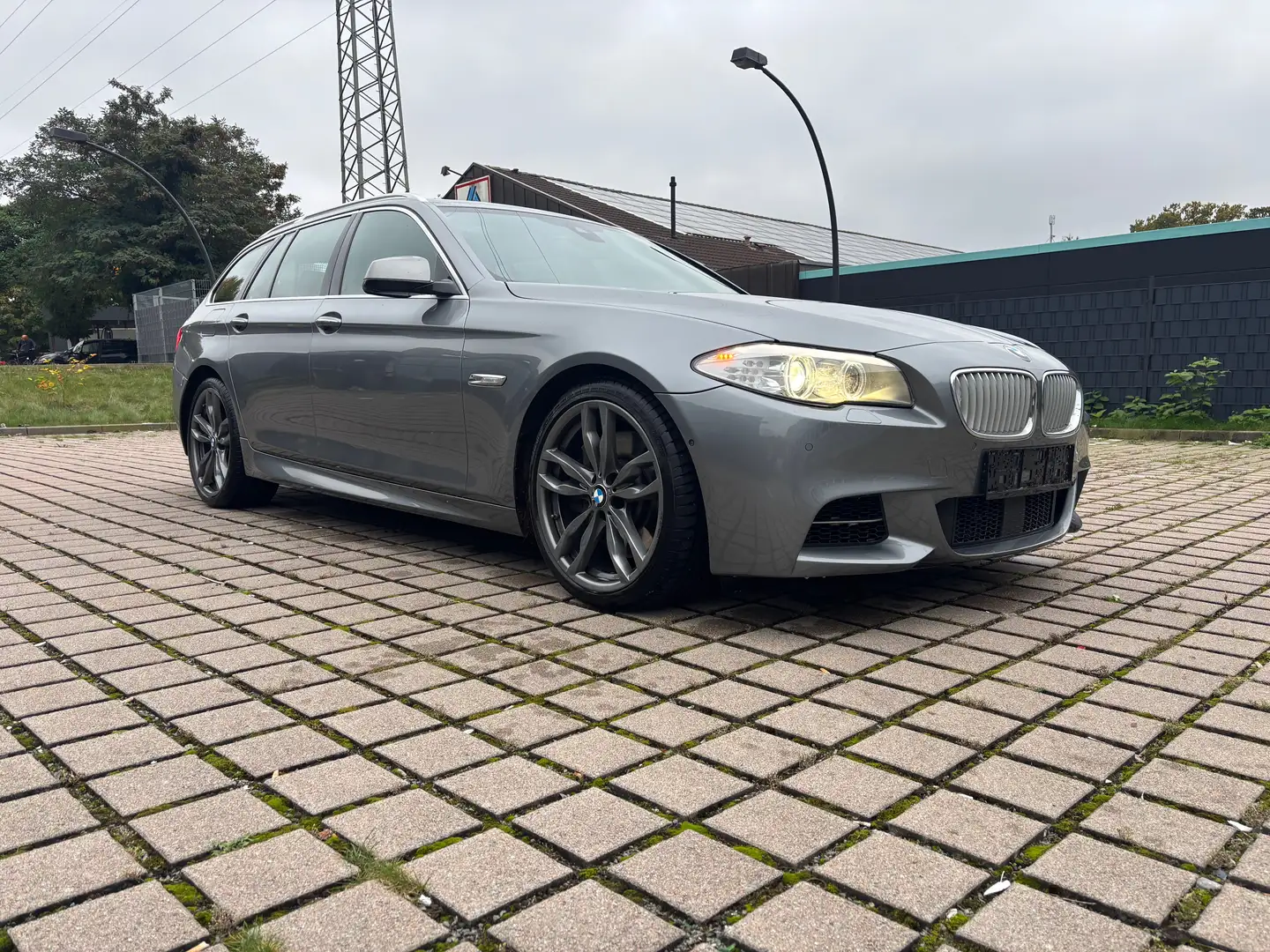 BMW M550 M550 d xDrive Kamera360 Keylles Panorama Alu-20 Grau - 2
