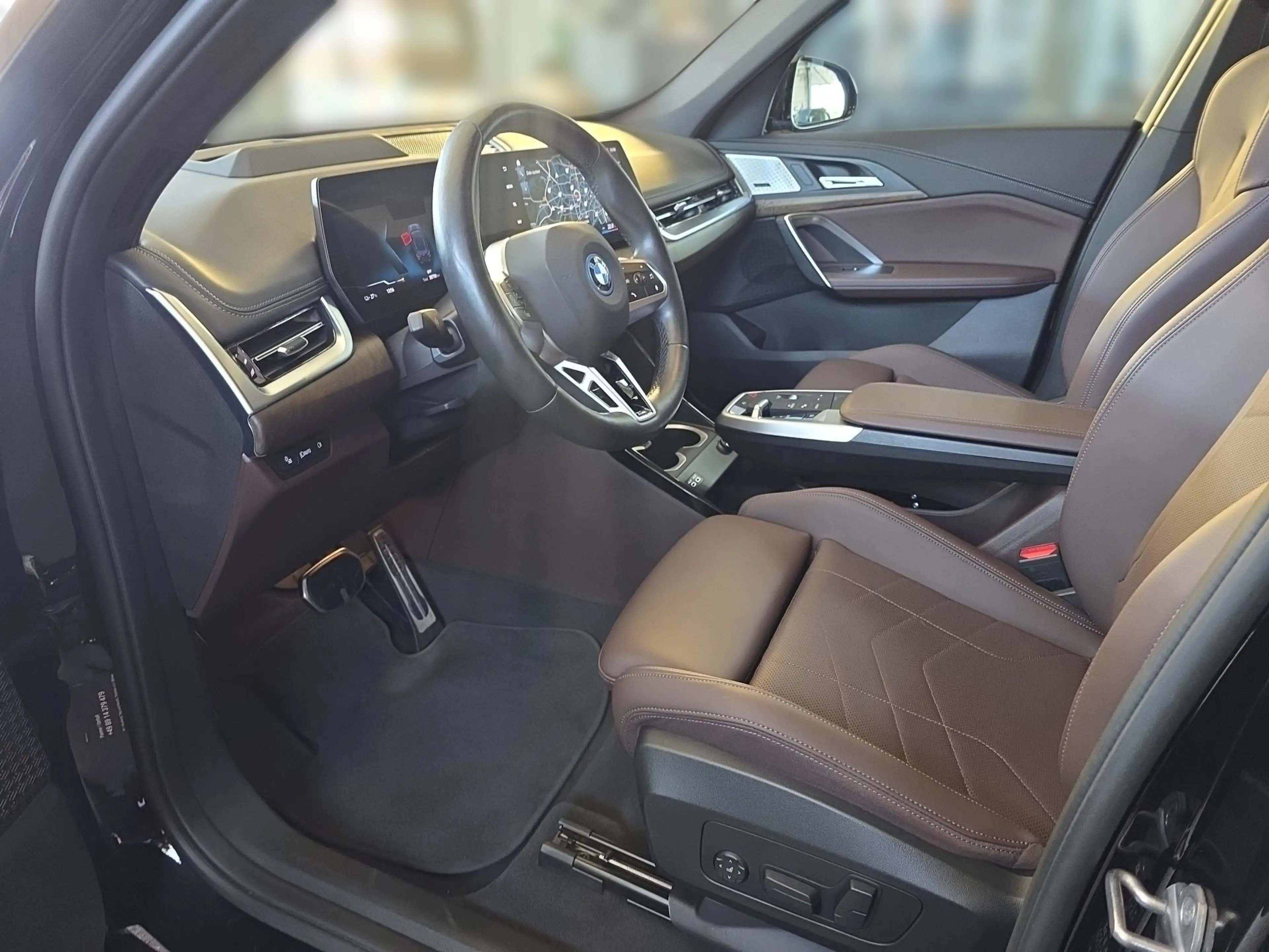 BMW iX 1 xDrive30 M-Sport*AHK*HeadUp*Panoramadach*20"*Dri — photo 7