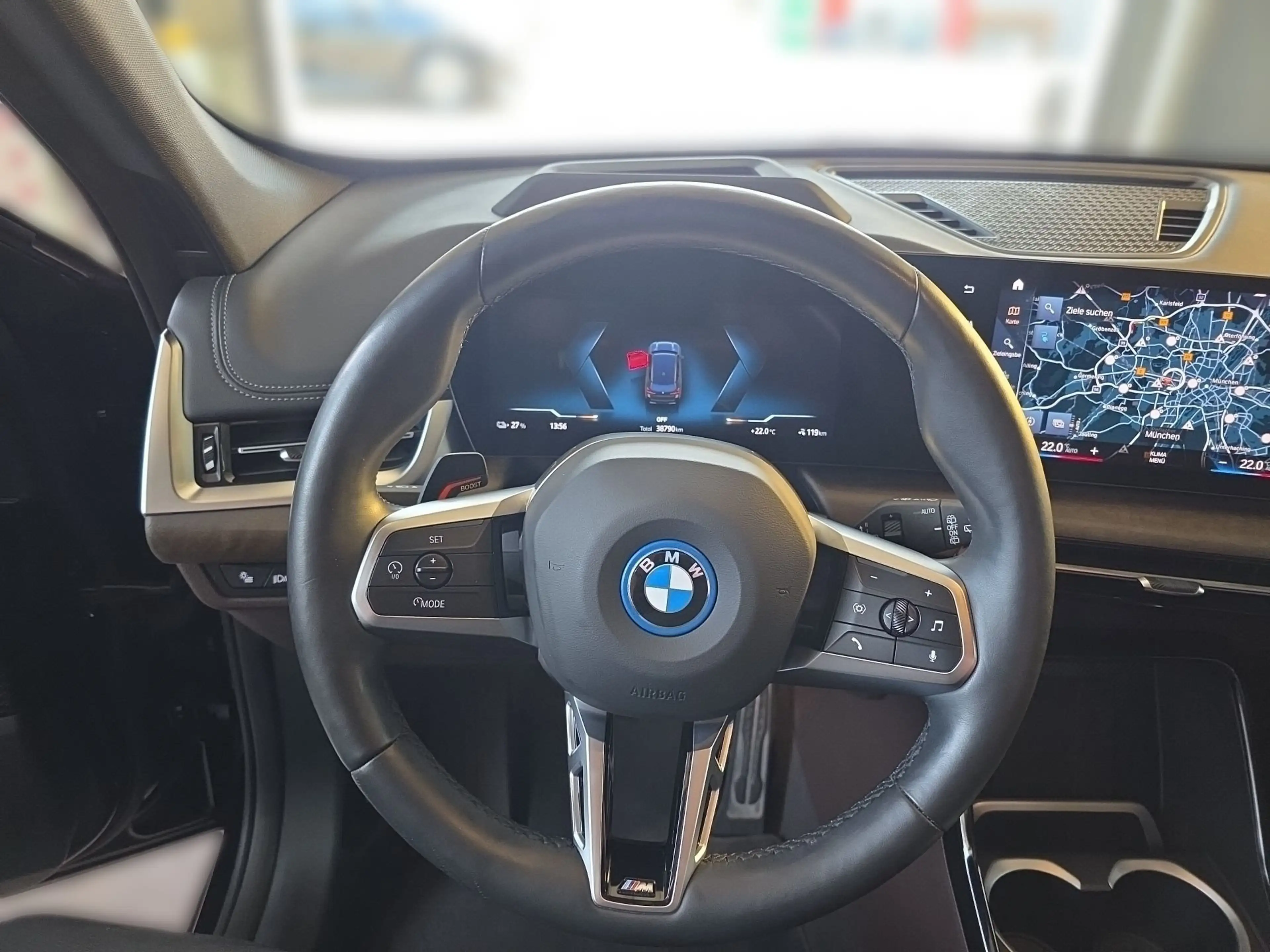 BMW iX 1 xDrive30 M-Sport*AHK*HeadUp*Panoramadach*20"*Dri — photo 8