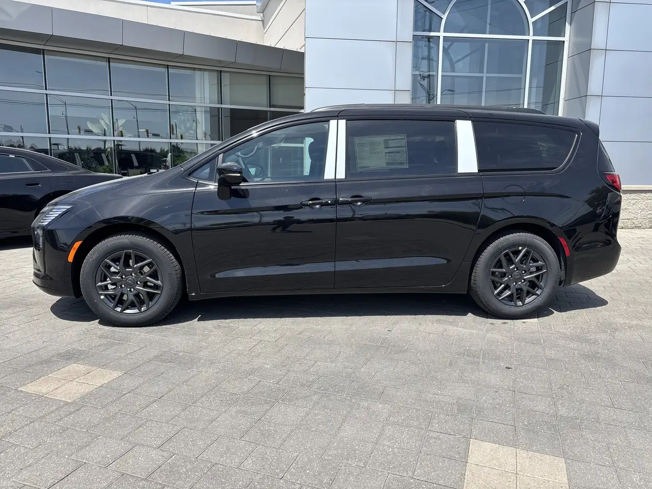 Chrysler Pacifica photo Chrysler Pacifica