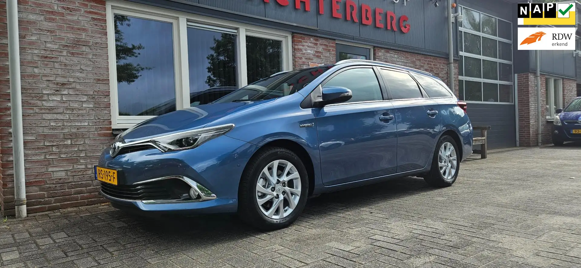 Toyota Auris Touring Sports 1.8 Hybrid Executive Trekhaak! NAP! Blauw - 1