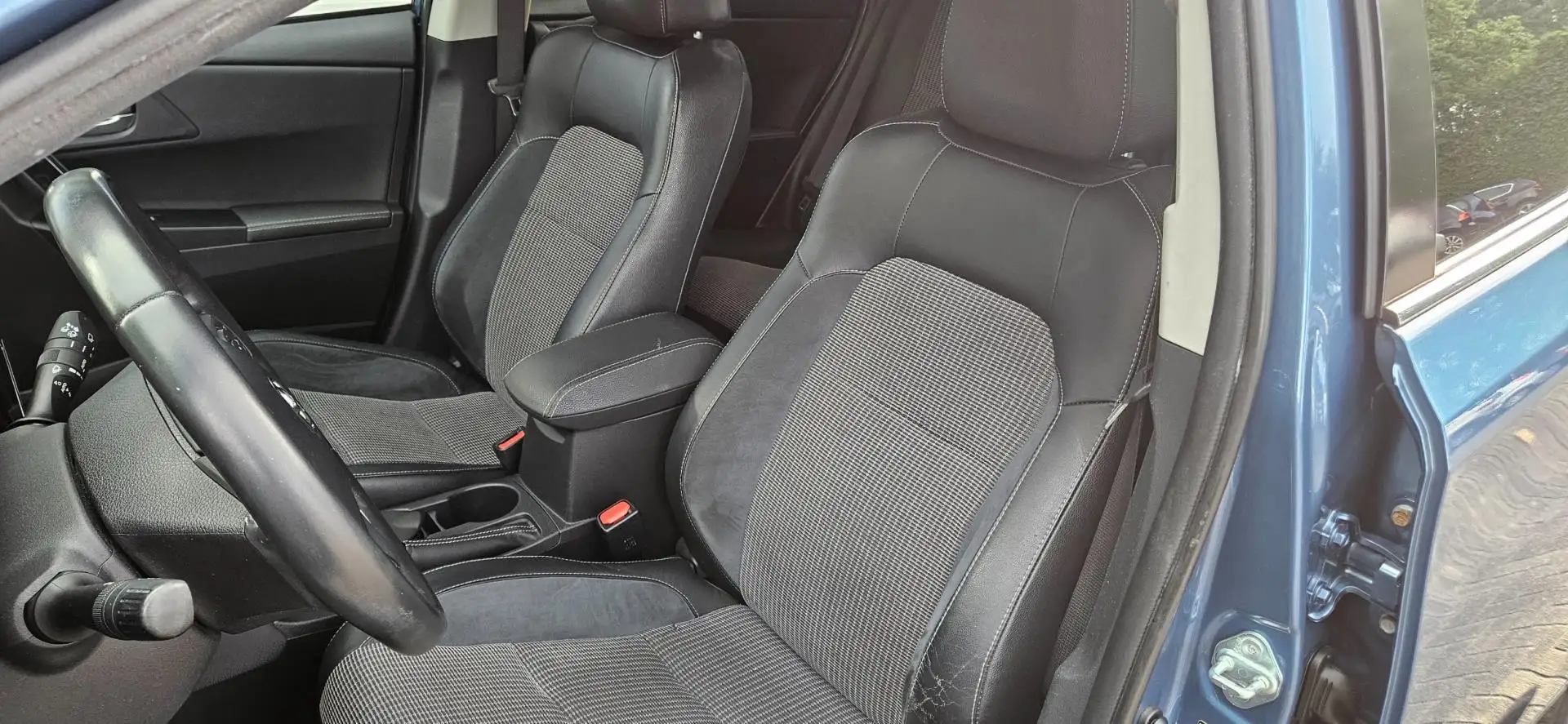Toyota Auris Touring Sports 1.8 Hybrid Executive Trekhaak! NAP! Blauw - 2