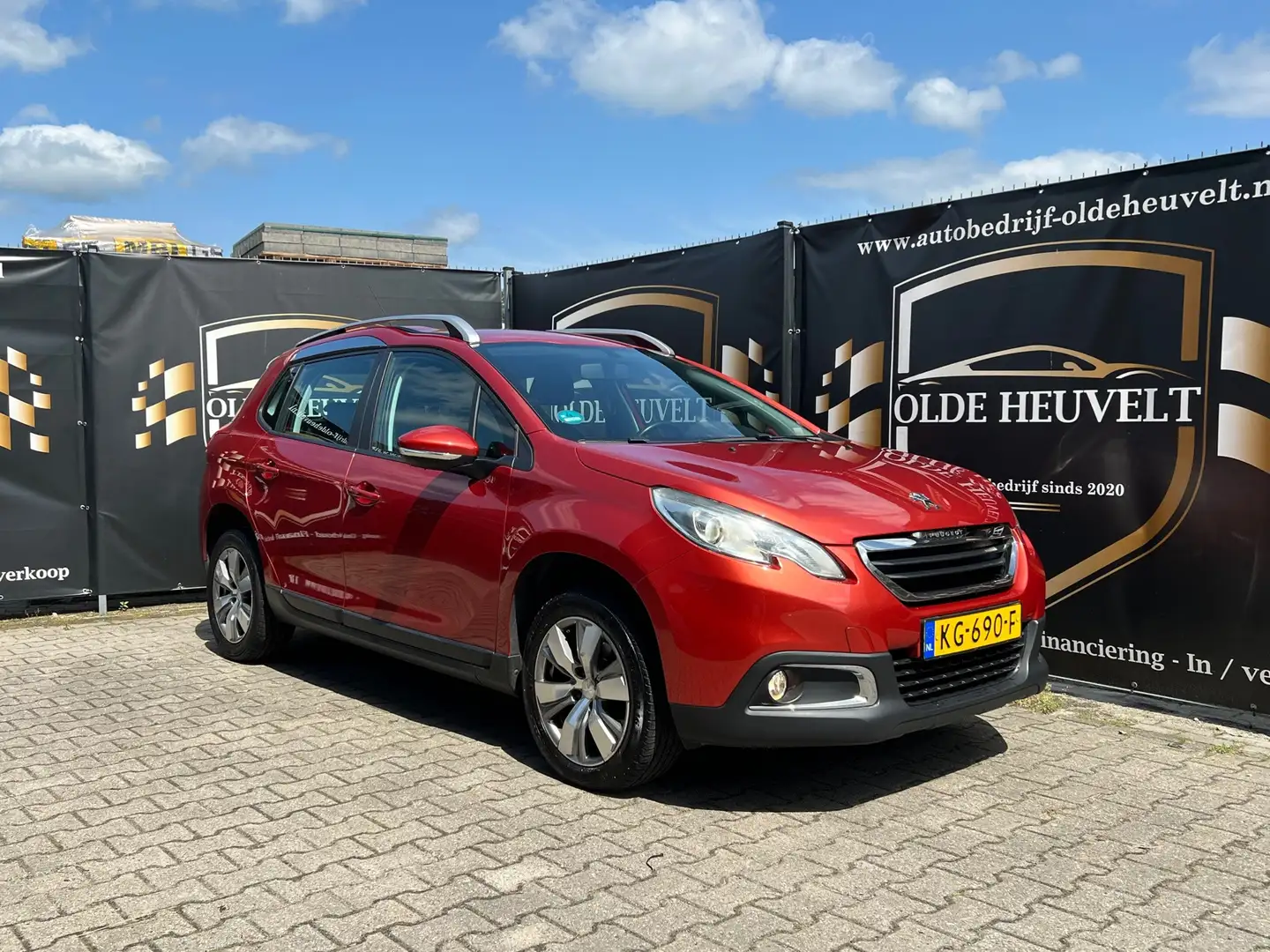 Peugeot 2008 1.2 PureTech Urban Cross Lage kilometerstand Rood - 1