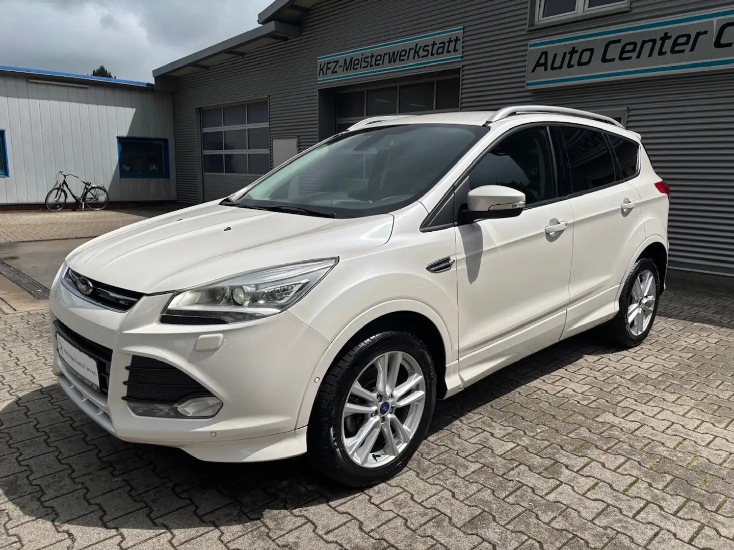 Ford Kuga 1,5 EcoBoost Automatik "Individual" Blanc - 1