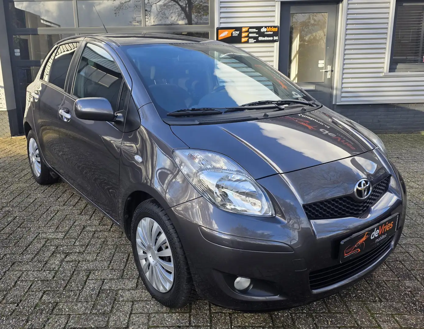 Toyota Yaris 1.3 VVT-i Executive **CLIMA-PDC-KEYLESSGO** Grijs - 1