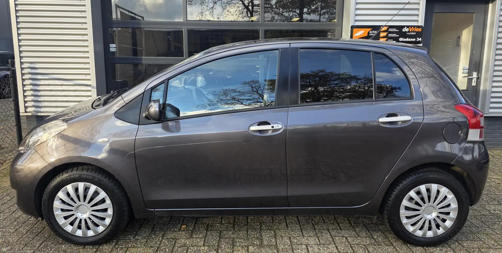 Toyota Yaris 1.3 VVT-i Executive **CLIMA-PDC-KEYLESSGO** Grijs - 2