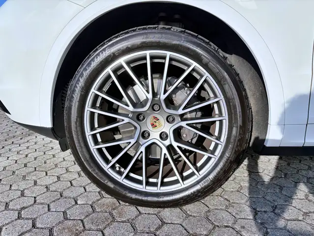 Porsche Cayenne view 8