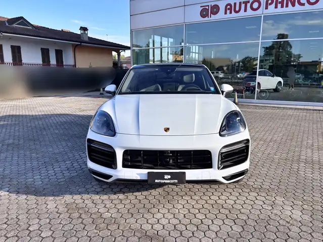 Porsche Cayenne view 2