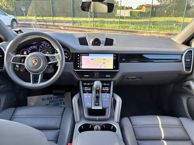 Porsche Cayenne view 10