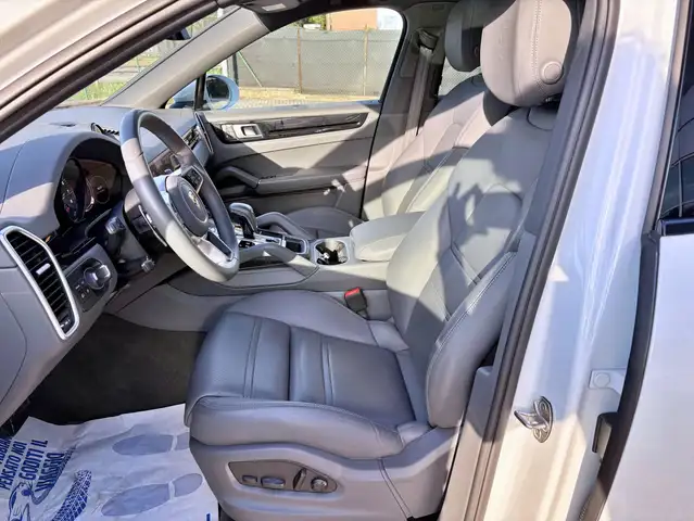 Porsche Cayenne view 14