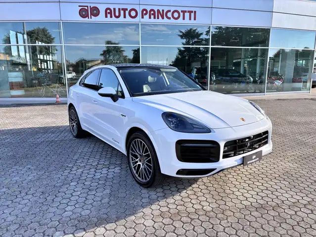 Porsche Cayenne view 3