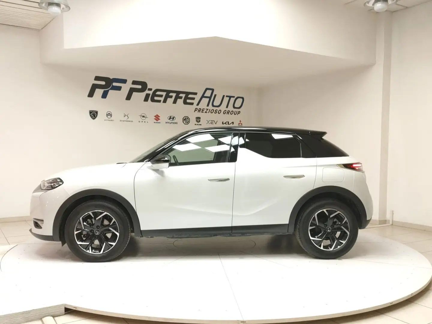 DS Automobiles DS 3 Crossback 3 Crossback - DS 3 Crossback BlueHDi 130 aut. Faub Bianco - 2