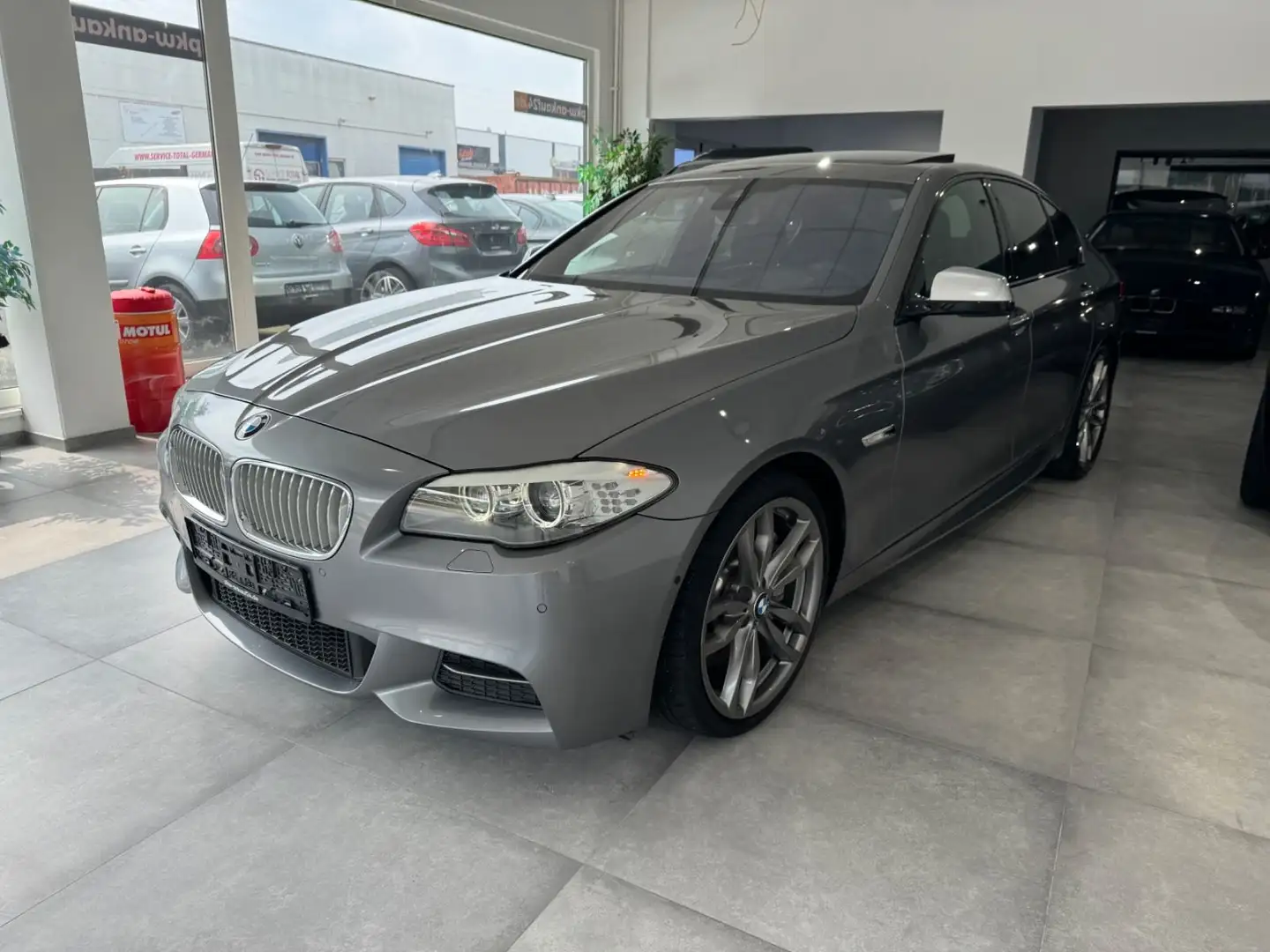 BMW 550 d Lim. xDrive RFK/HUD/SHD/BMW Scheckheftgepf Šedá - 2