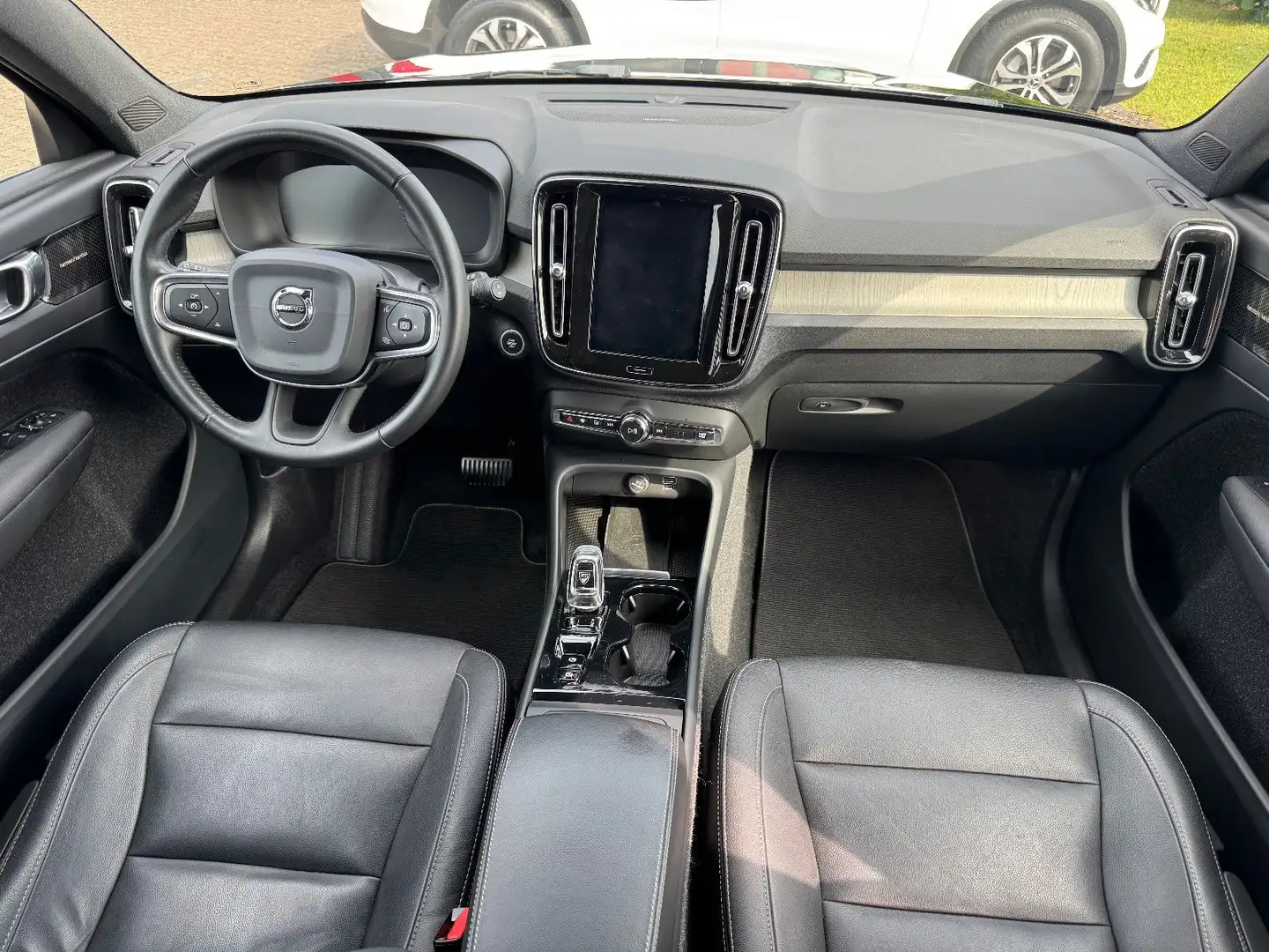 Volvo XC40 InscriptionAWD AUT. LEDER LED Kamera Sound Schwarz - 2