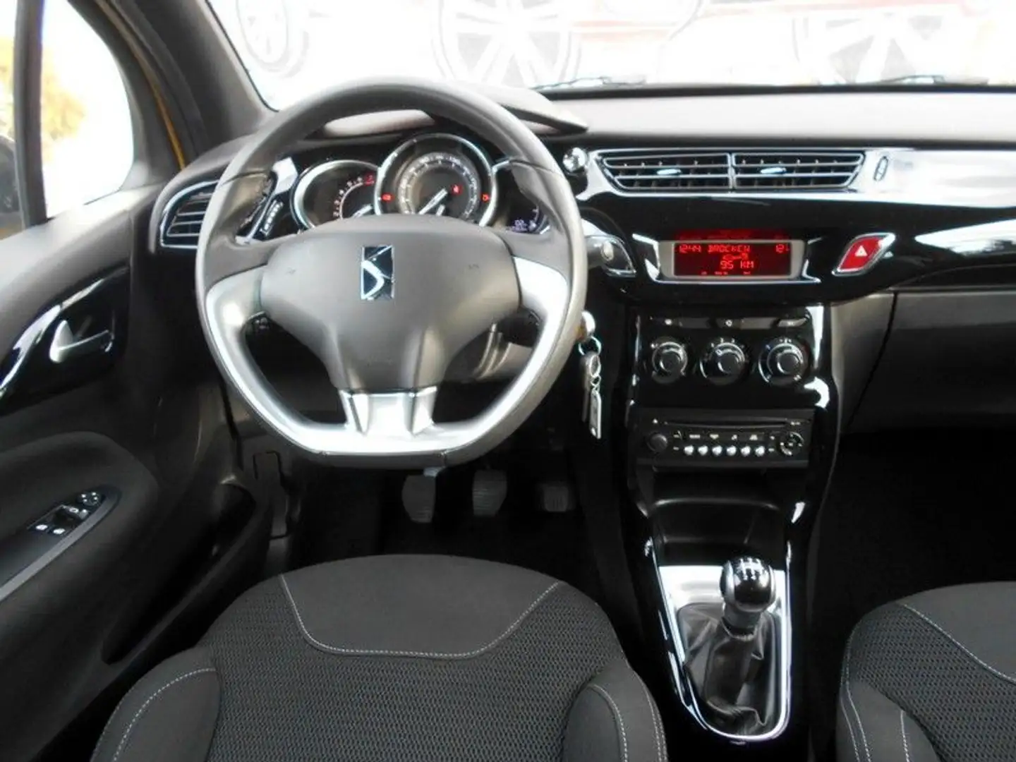 Citroen DS3 Cabrio 1.2 VTi SoChic EL.VERDECK/KLIMA/PDC Gelb - 2