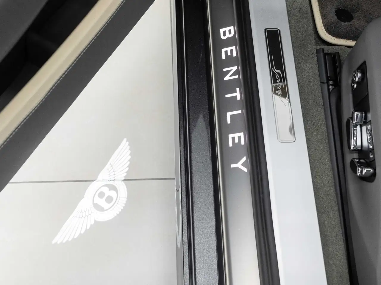 Bentley Continental 2024 — фото 12
