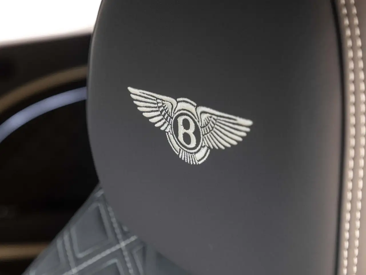 Bentley Continental 2024 — фото 15