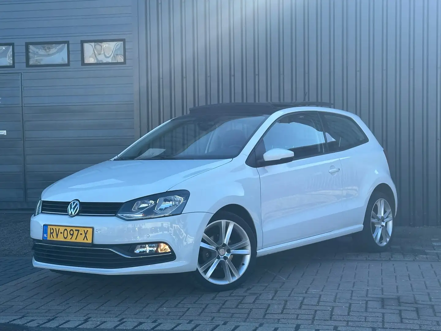 Volkswagen Polo 1.2 TSI Highline Pano / PDC Blanc - 1