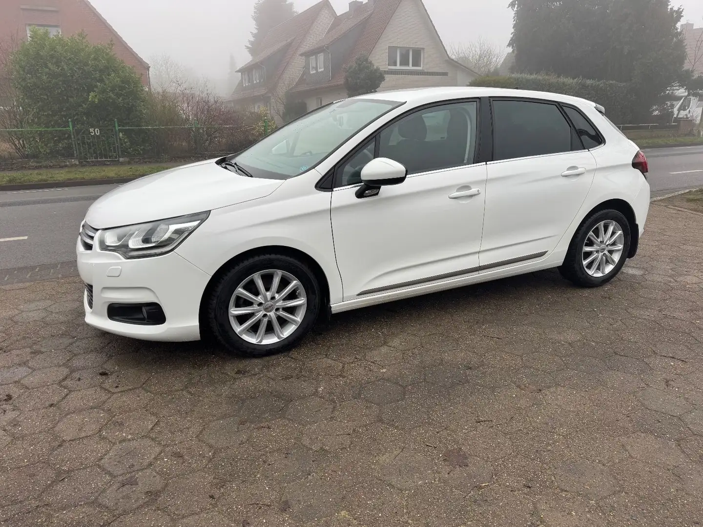 Citroen C4 Lim. Selection 1.6 HDi Automatik Euro6*Top Zu Weiß - 1
